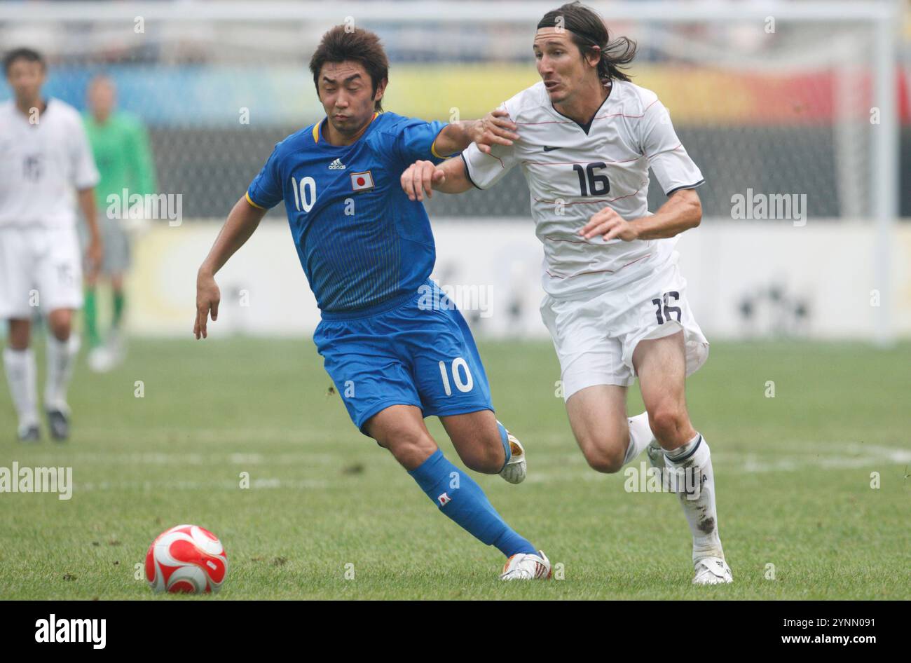 TIANJIN, CINA - 7 AGOSTO: Yohei Kajiyama del Giappone (10) e Sacha Kljestan degli Stati Uniti (16) gareggiano per il ballo durante una partita del gruppo B al torneo di calcio dei Giochi Olimpici di Pechino del 7 agosto 2008 a Tianjin, Cina. Solo per uso editoriale. (Fotografia di Jonathan Paul Larsen / Diadem Images) Foto Stock