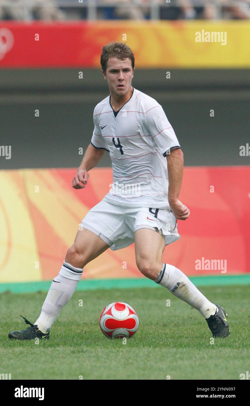 TIANJIN, CINA - 7 AGOSTO: Michael Bradley degli Stati Uniti in azione contro il Giappone durante una partita del gruppo B al torneo di calcio dei Giochi Olimpici di Pechino 7 agosto 2008 a Tianjin, Cina. Solo per uso editoriale. (Fotografia di Jonathan Paul Larsen / Diadem Images) Foto Stock