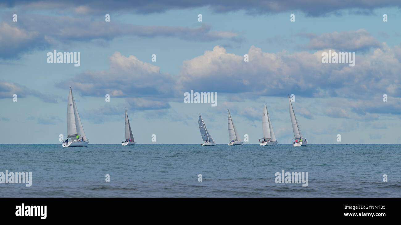 Vista panoramica di numerose barche a vela colorate durante la regata a San Vincenzo, Toscana, Italia. Navigazione competitiva in una giornata limpida Foto Stock