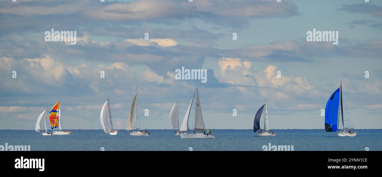 Vista panoramica di numerose barche a vela colorate durante la regata a San Vincenzo, Toscana, Italia. Navigazione competitiva in una giornata limpida Foto Stock