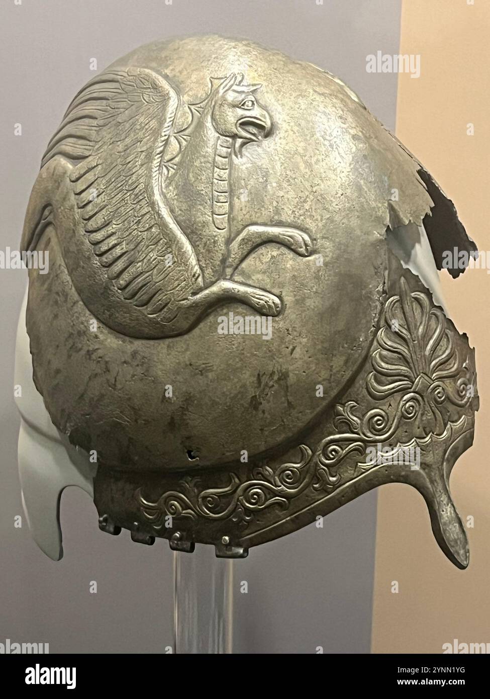 Casco in bronzo, casco, casco alato, casco decorato, casco romano, IV secolo a.C., museo archeologico Sofia Bulgaria Foto Stock