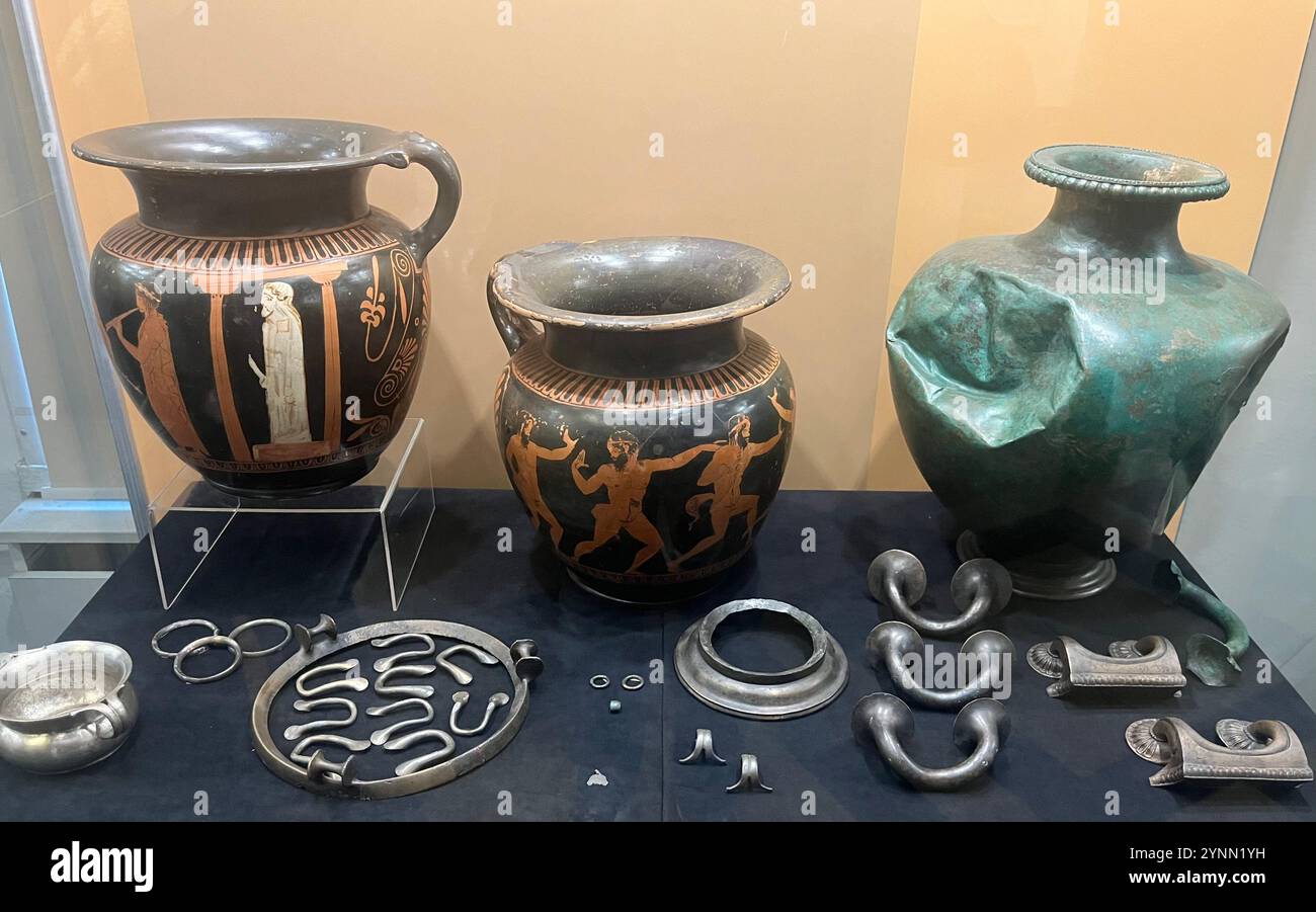 Soffitta oinochoai, oinochoai a figura rossa, oinochoae, greca, nave, caraffa, vasi in argento, antica idra in bronzo, museo archeologico Sofia Bulgaria Foto Stock