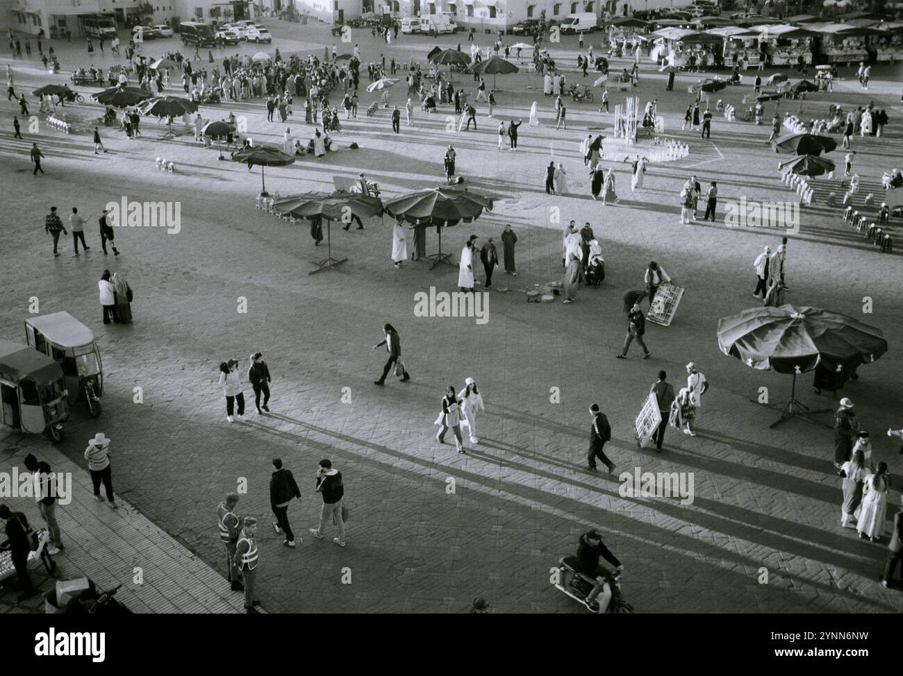 Djemma el Fna. Una vista sulla grande piazza Jemma el Fna nella città vecchia di Marrakech, in Marocco, nel Maghreb sahariano in Nord Africa Foto Stock