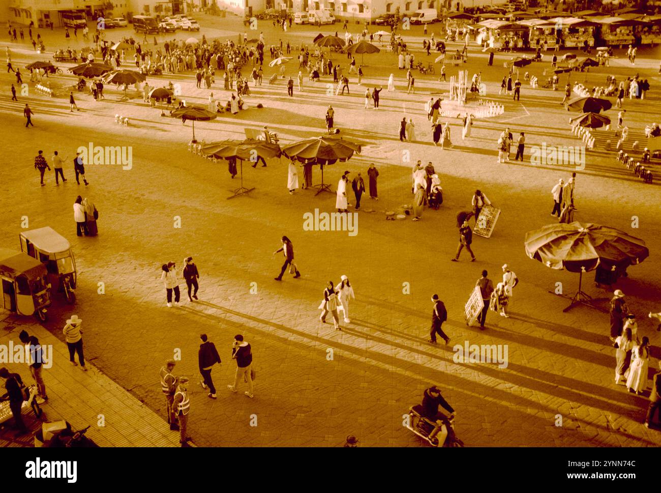 Djemma el Fna. Una vista sulla grande piazza Jemma el Fna nella città vecchia di Marrakech, in Marocco, nel Maghreb sahariano in Nord Africa Foto Stock