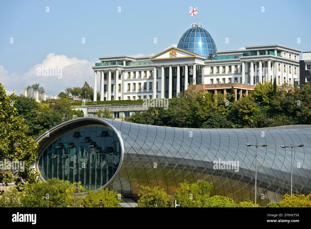 Futuristico edificio teatrale e sala espositiva nel Rike City Park, architetto Studio Fuksas, dietro il Palazzo cerimoniale della Georgia, Tbilisi, Georgia Foto Stock