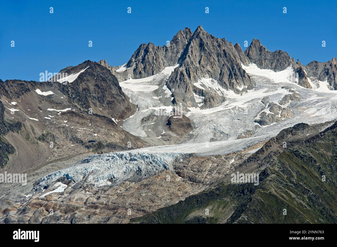 Alpi francesi con il picco dell'Aiguille du Tour e del Ghiacciaio du Tour, Chamonix, alta Savoia, Francia Foto Stock