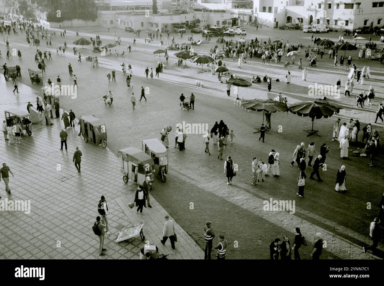 Djemma el Fna. Una vista sulla grande piazza Jemma el Fna nella città vecchia di Marrakech, in Marocco, nel Maghreb sahariano in Nord Africa Foto Stock