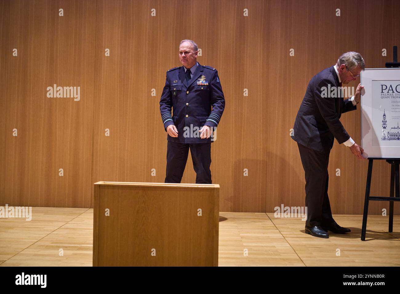 L'AIA - il Presidente Piet Hein Donner e il generale Onno Eichelsheim, Comandante delle forze Armate, accettano il Premio per la Pace a nome di tutte le forze armate nell'Auditorium del Palazzo della Pace. Il premio è stato consegnato da Piet Hein Donner, presidente della Fondazione Carnegie, ministro di Stato ed ex vicepresidente del Consiglio di Stato. ANP PHIL NIJHUIS netherlands Out - belgio Out Foto Stock