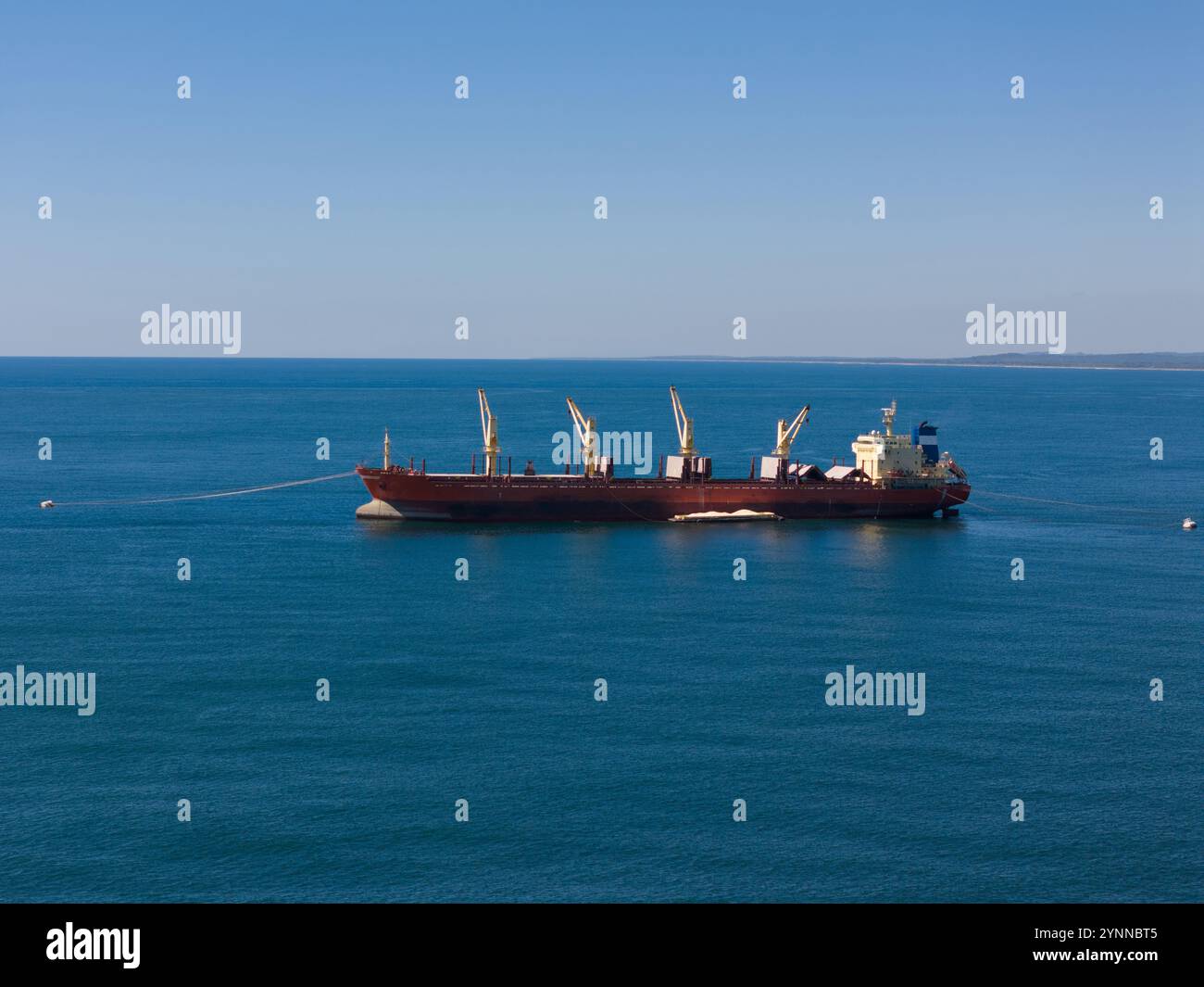 Nave da carico parcheggiata in mare vista aerea con droni nelle giornate di sole Foto Stock