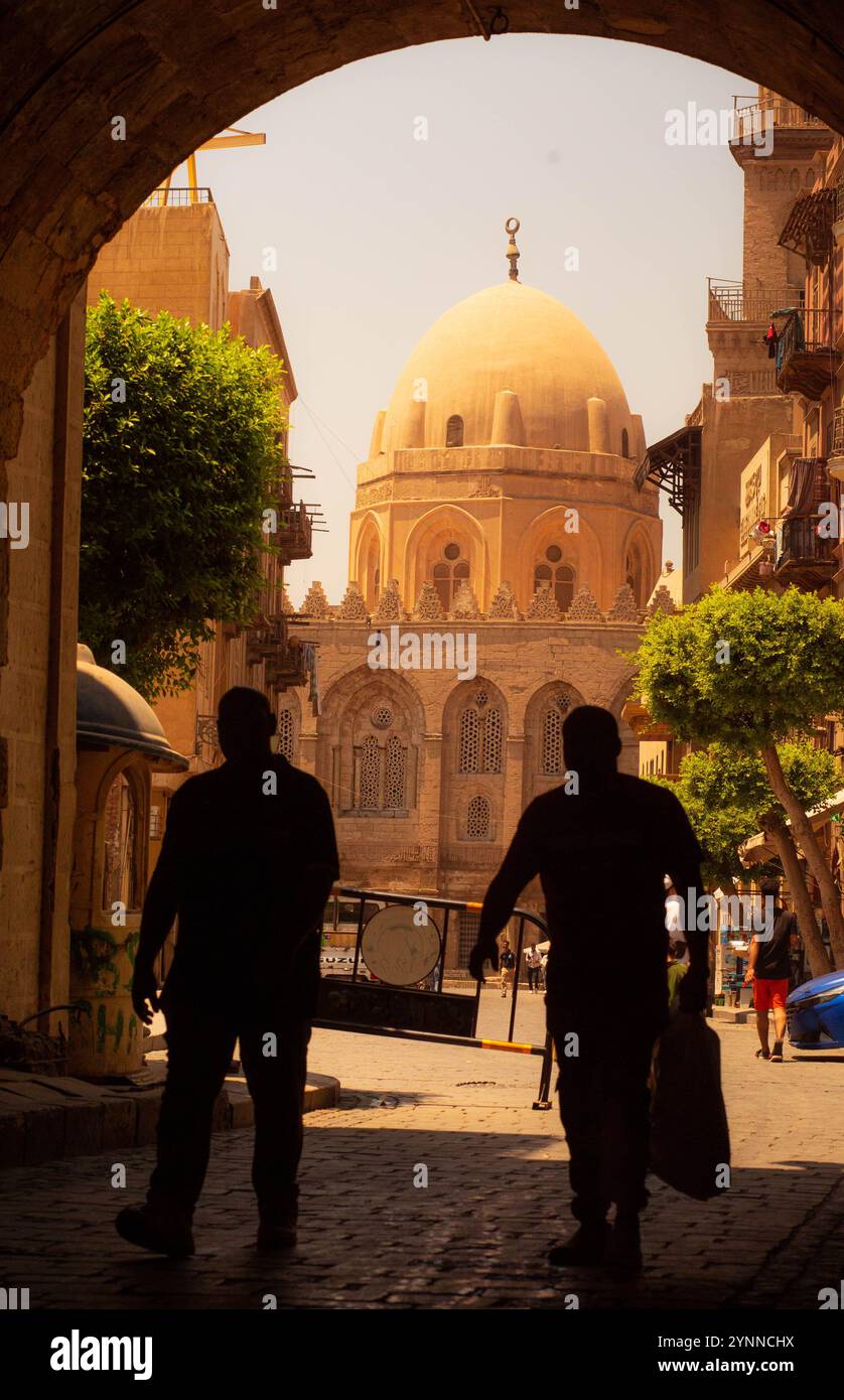 Sagoma di due uomini che camminano nel vecchio Cairo Foto Stock