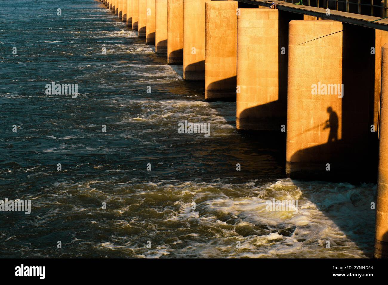 Sagoma di un uomo che pesca sul fiume Nilo Foto Stock
