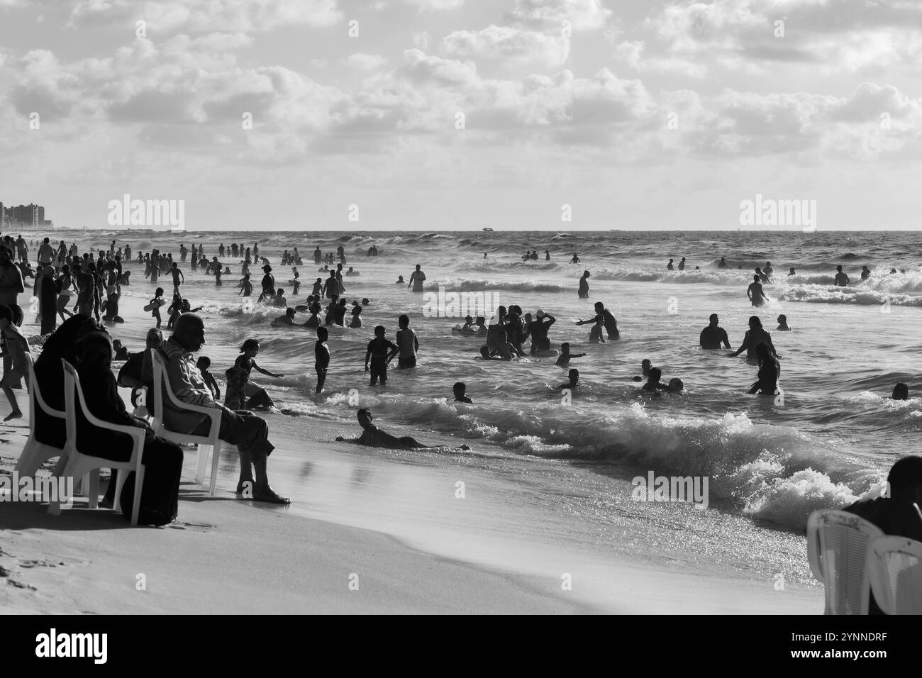 Gente che si gode il mare Foto Stock