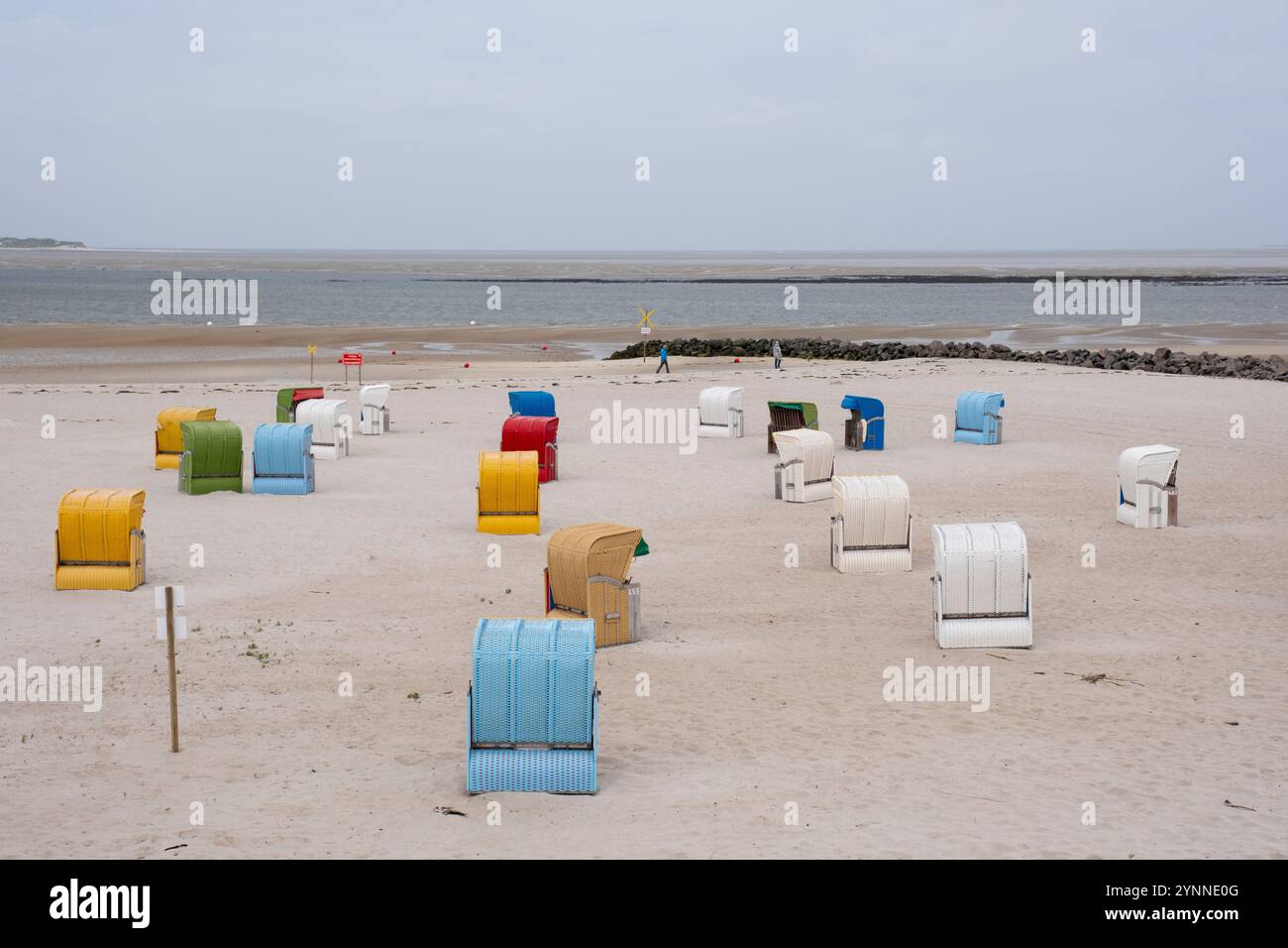 Sedie a sdraio sulla spiaggia di sabbia di Utersum Foto Stock