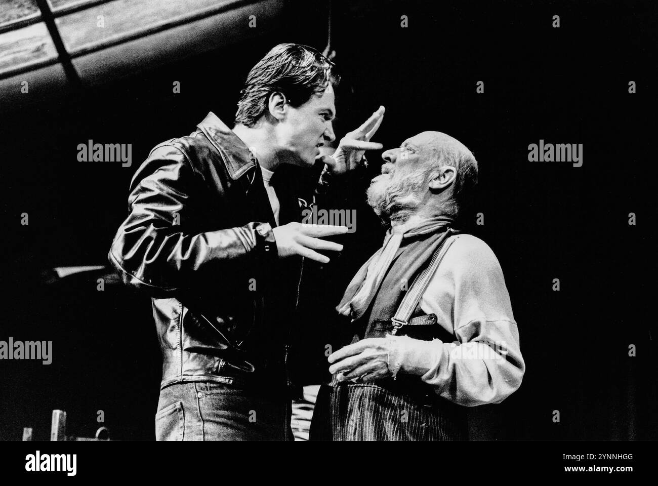 l-r: Peter Howitt (Mick), Donald Pleasence (Davies) nel CUSTODE di Harold Pinter al Comedy Theatre, Londra SW1 20/06/1991 scenografia: Eileen Diss costumi: Dany Everett illuminazione: Mick Hughes regista: Harold Pinter Foto Stock