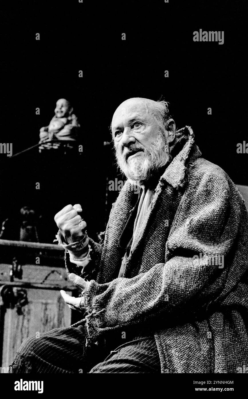Donald Pleasence (Davies) nel CUSTODE di Harold Pinter al Comedy Theatre, Londra SW1 20/06/1991 scenografia: Eileen Diss costumi: Dany Everett illuminazione: Mick Hughes regista: Harold Pinter Foto Stock
