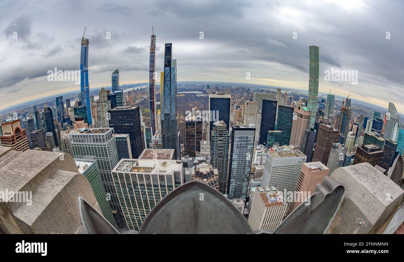 Vista dalla Top of the Rock con il centro di Manhattan alla luce del mattino. New York, Stati Uniti Foto Stock