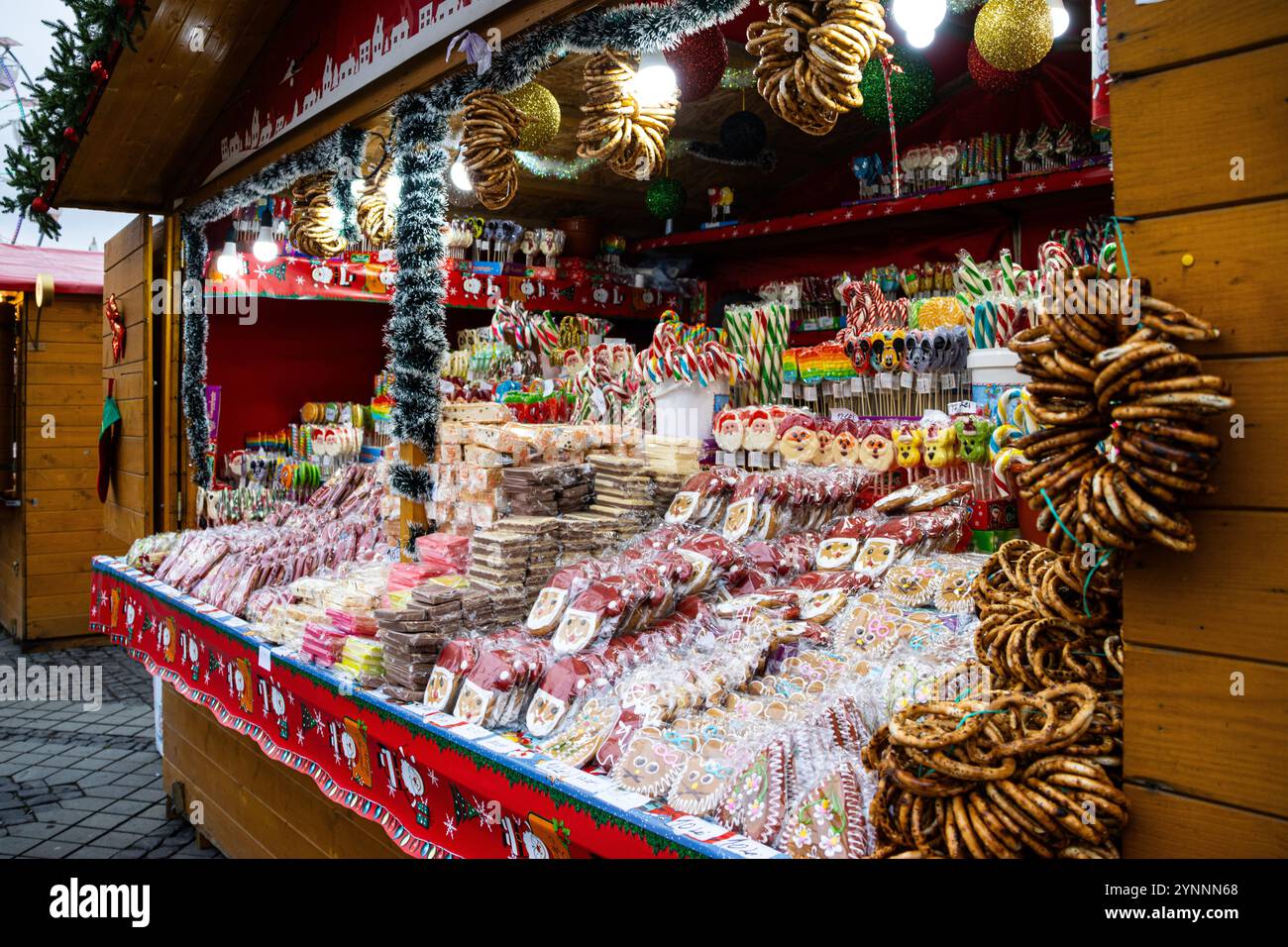 Dolci natalizi fatti in casa come cioccolato, pan di zenzero e canne di caramelle in vendita presso un chiosco presso il mercato di Natale di Sibiu, Romania Foto Stock