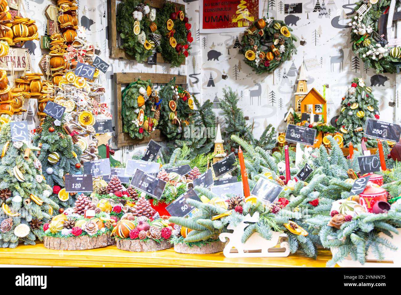 Decorazioni natalizie profumate e ornamenti a base di frutta secca, spezie e rami di abete in vendita al mercatino di Natale di Sibiu Foto Stock
