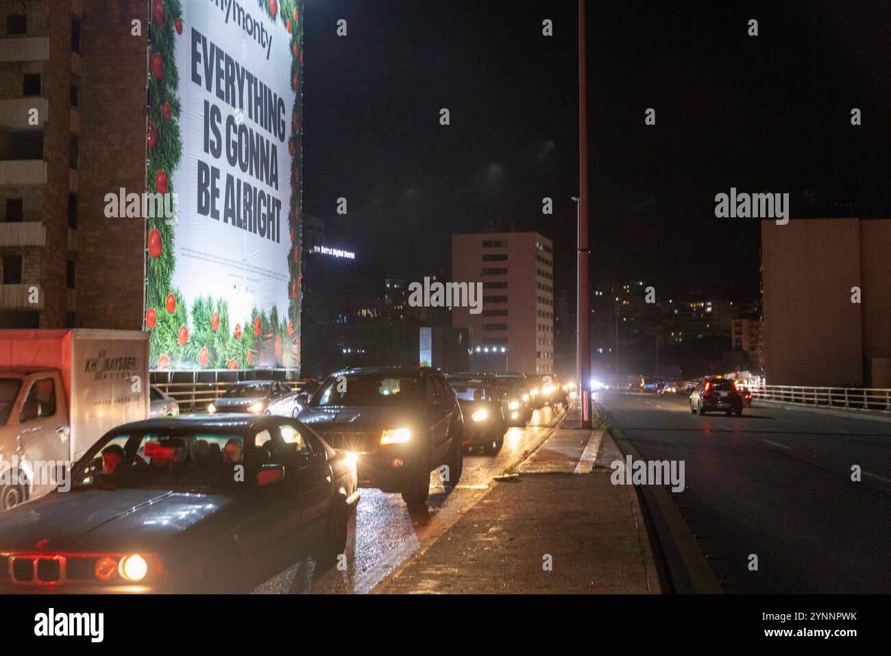 Beirut, Libano. 26 novembre 2024. I veicoli evacuano dalla parte occidentale di Beirut dopo che le forze israeliane hanno minacciato di attaccare più luoghi nell'area di Hamra il 26 novembre 2024 a Beirut, in Libano. Le strade erano caotiche, dato che la gente portava sacchi di evacuazione e cercava le mappe per trovare luoghi sicuri dove fuggire. Sono state sentite sparatorie anche quando la gente ha avvertito i loro vicini quando Israele minacciava luoghi. Le forze israeliane hanno ripetutamente attaccato Beirut e in tutto il Libano prima di un possibile cessate il fuoco. (Credit Image: © Daniel Carde/ZUMA Press Wire) SOLO PER USO EDITORIALE! Non per USO commerciale! Foto Stock