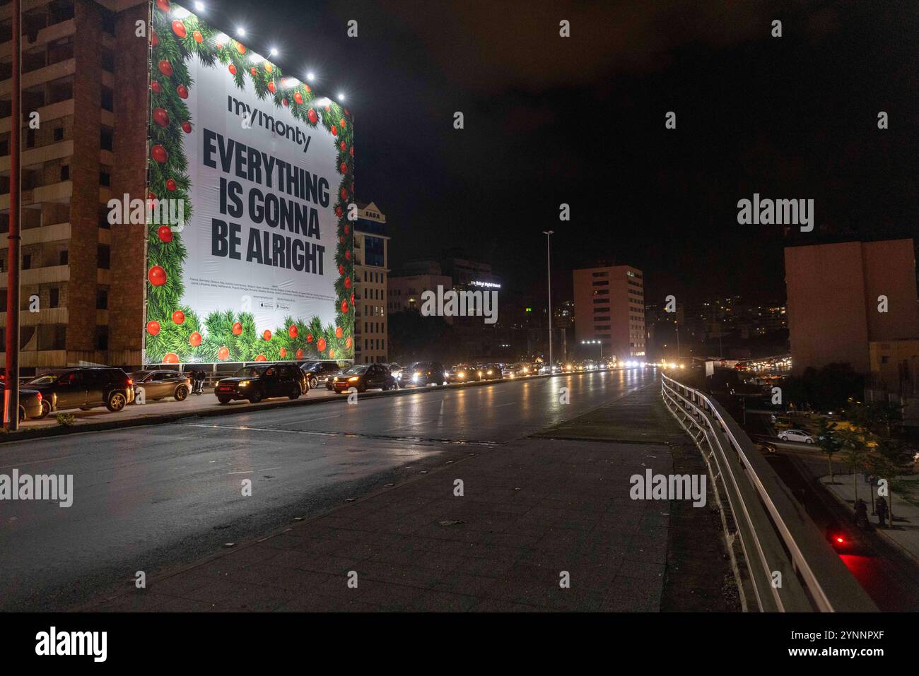 Beirut, Libano. 26 novembre 2024. I veicoli evacuano dalla parte occidentale di Beirut dopo che le forze israeliane hanno minacciato di attaccare più luoghi nell'area di Hamra il 26 novembre 2024 a Beirut, in Libano. Le strade erano caotiche, dato che la gente portava sacchi di evacuazione e cercava le mappe per trovare luoghi sicuri dove fuggire. Sono state sentite sparatorie anche quando la gente ha avvertito i loro vicini quando Israele minacciava luoghi. Le forze israeliane hanno ripetutamente attaccato Beirut e in tutto il Libano prima di un possibile cessate il fuoco. (Credit Image: © Daniel Carde/ZUMA Press Wire) SOLO PER USO EDITORIALE! Non per USO commerciale! Foto Stock