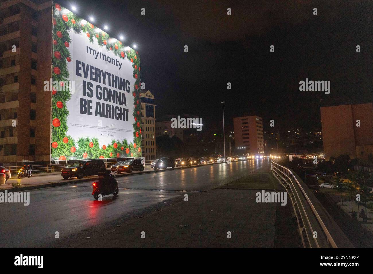 Beirut, Libano. 26 novembre 2024. I veicoli evacuano dalla parte occidentale di Beirut dopo che le forze israeliane hanno minacciato di attaccare più luoghi nell'area di Hamra il 26 novembre 2024 a Beirut, in Libano. Le strade erano caotiche, dato che la gente portava sacchi di evacuazione e cercava le mappe per trovare luoghi sicuri dove fuggire. Sono state sentite sparatorie anche quando la gente ha avvertito i loro vicini quando Israele minacciava luoghi. Le forze israeliane hanno ripetutamente attaccato Beirut e in tutto il Libano prima di un possibile cessate il fuoco. (Credit Image: © Daniel Carde/ZUMA Press Wire) SOLO PER USO EDITORIALE! Non per USO commerciale! Foto Stock