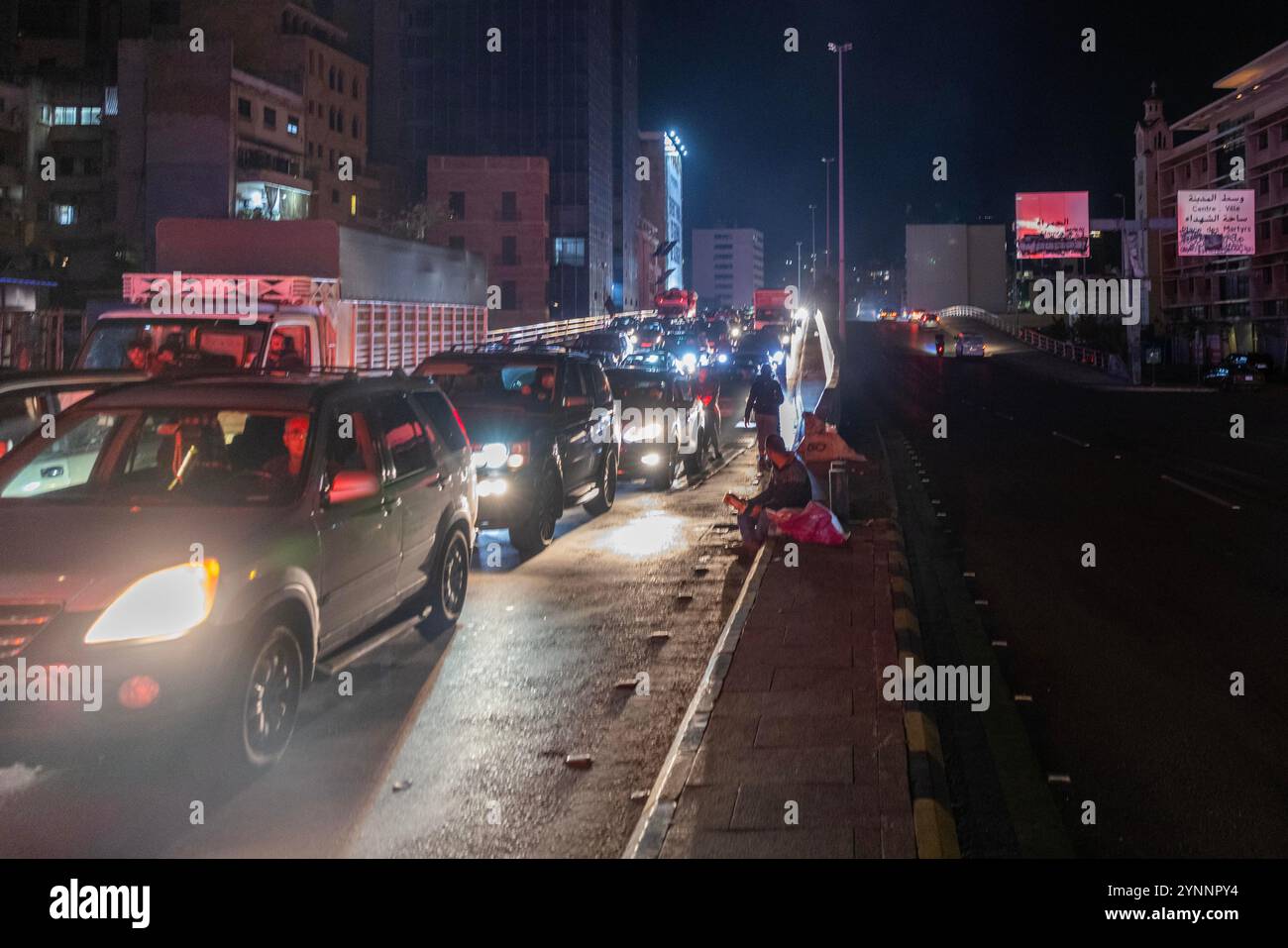 Beirut, Libano. 26 novembre 2024. I veicoli evacuano dalla parte occidentale di Beirut dopo che le forze israeliane hanno minacciato di attaccare più luoghi nell'area di Hamra il 26 novembre 2024 a Beirut, in Libano. Le strade erano caotiche, dato che la gente portava sacchi di evacuazione e cercava le mappe per trovare luoghi sicuri dove fuggire. Sono state sentite sparatorie anche quando la gente ha avvertito i loro vicini quando Israele minacciava luoghi. Le forze israeliane hanno ripetutamente attaccato Beirut e in tutto il Libano prima di un possibile cessate il fuoco. (Credit Image: © Daniel Carde/ZUMA Press Wire) SOLO PER USO EDITORIALE! Non per USO commerciale! Foto Stock