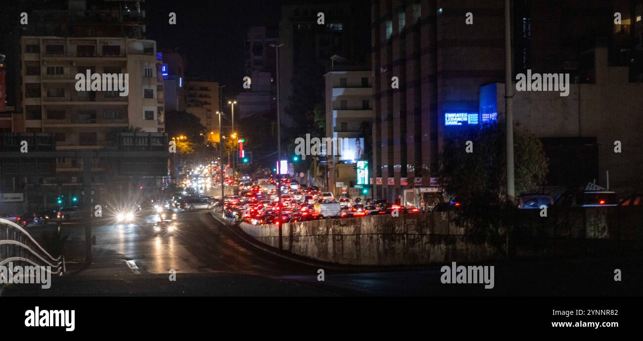 Beirut, Libano. 26 novembre 2024. I veicoli evacuano dalla parte occidentale di Beirut dopo che le forze israeliane hanno minacciato di attaccare più luoghi nell'area di Hamra il 26 novembre 2024 a Beirut, in Libano. Le strade erano caotiche, dato che la gente portava sacchi di evacuazione e cercava le mappe per trovare luoghi sicuri dove fuggire. Sono state sentite sparatorie anche quando la gente ha avvertito i loro vicini quando Israele minacciava luoghi. Le forze israeliane hanno ripetutamente attaccato Beirut e in tutto il Libano prima di un possibile cessate il fuoco. (Credit Image: © Daniel Carde/ZUMA Press Wire) SOLO PER USO EDITORIALE! Non per USO commerciale! Foto Stock