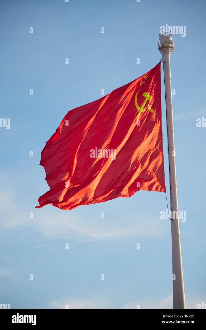 La bandiera dell'Unione Sovietica sventola con orgoglio contro il vasto e bellissimo cielo che sovrasta Foto Stock