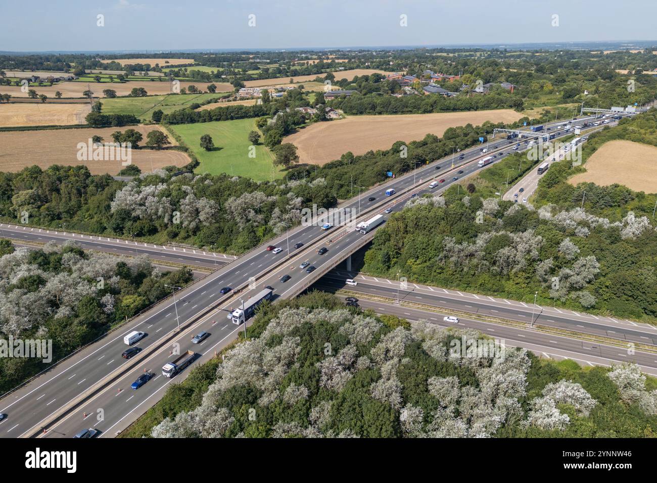 Vista aerea dell'autostrada M25 vicino a South Mimms Services, Potters Bar, Regno Unito. Foto Stock