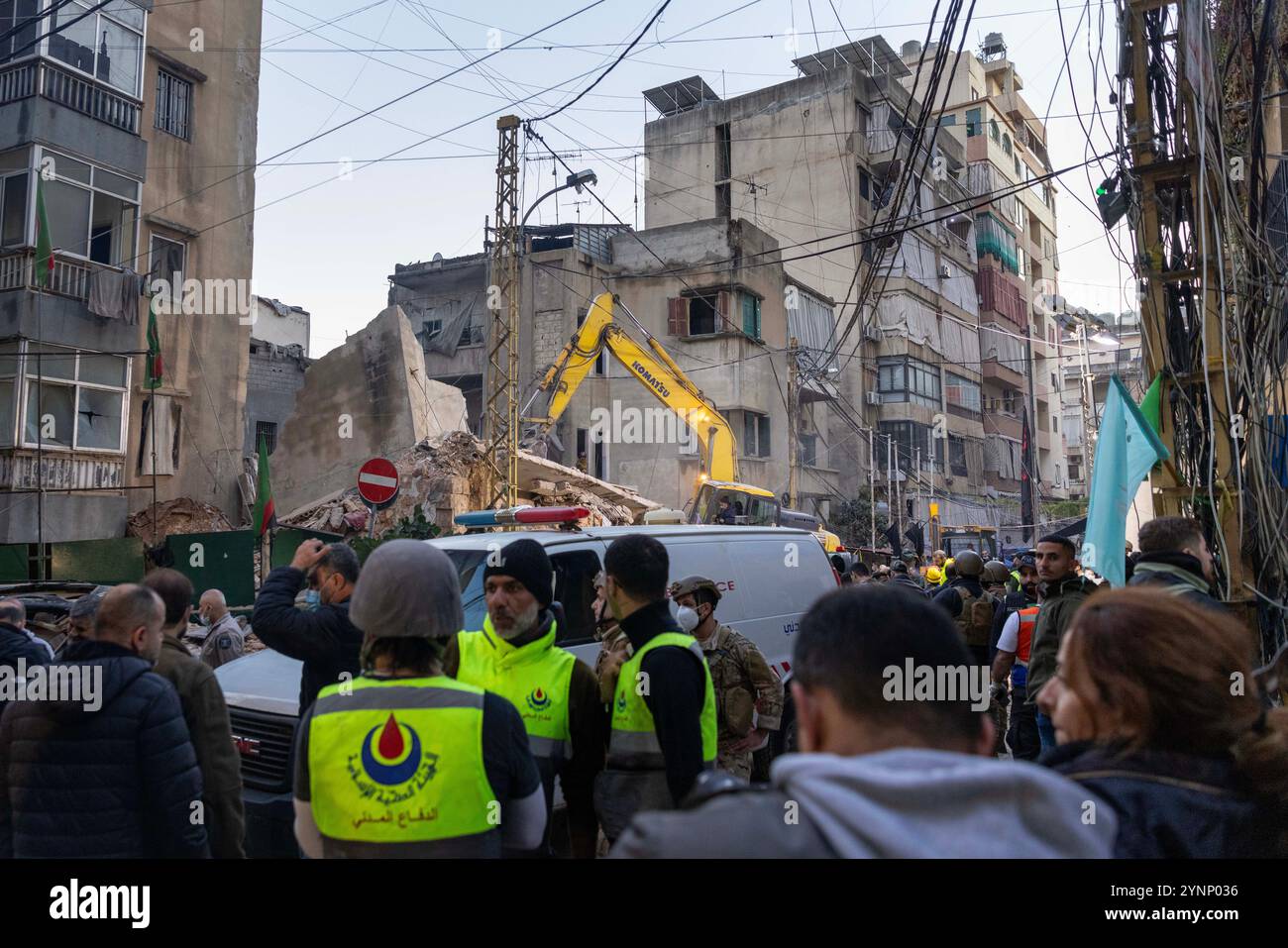 Beirut, Libano. 26 novembre 2024. Una terna lavora per sgombrare un edificio residenziale livellato da un attacco israeliano il 26 novembre 2024 a Beirut, in Libano. Le strade erano caotiche, dato che la gente portava sacchi di evacuazione e cercava le mappe per trovare luoghi sicuri dove fuggire. Sono state sentite sparatorie anche quando la gente ha avvertito i loro vicini quando Israele minacciava luoghi. Le forze israeliane hanno ripetutamente attaccato Beirut e in tutto il Libano prima di un possibile cessate il fuoco. (Credit Image: © Daniel Carde/ZUMA Press Wire) SOLO PER USO EDITORIALE! Non per USO commerciale! Foto Stock