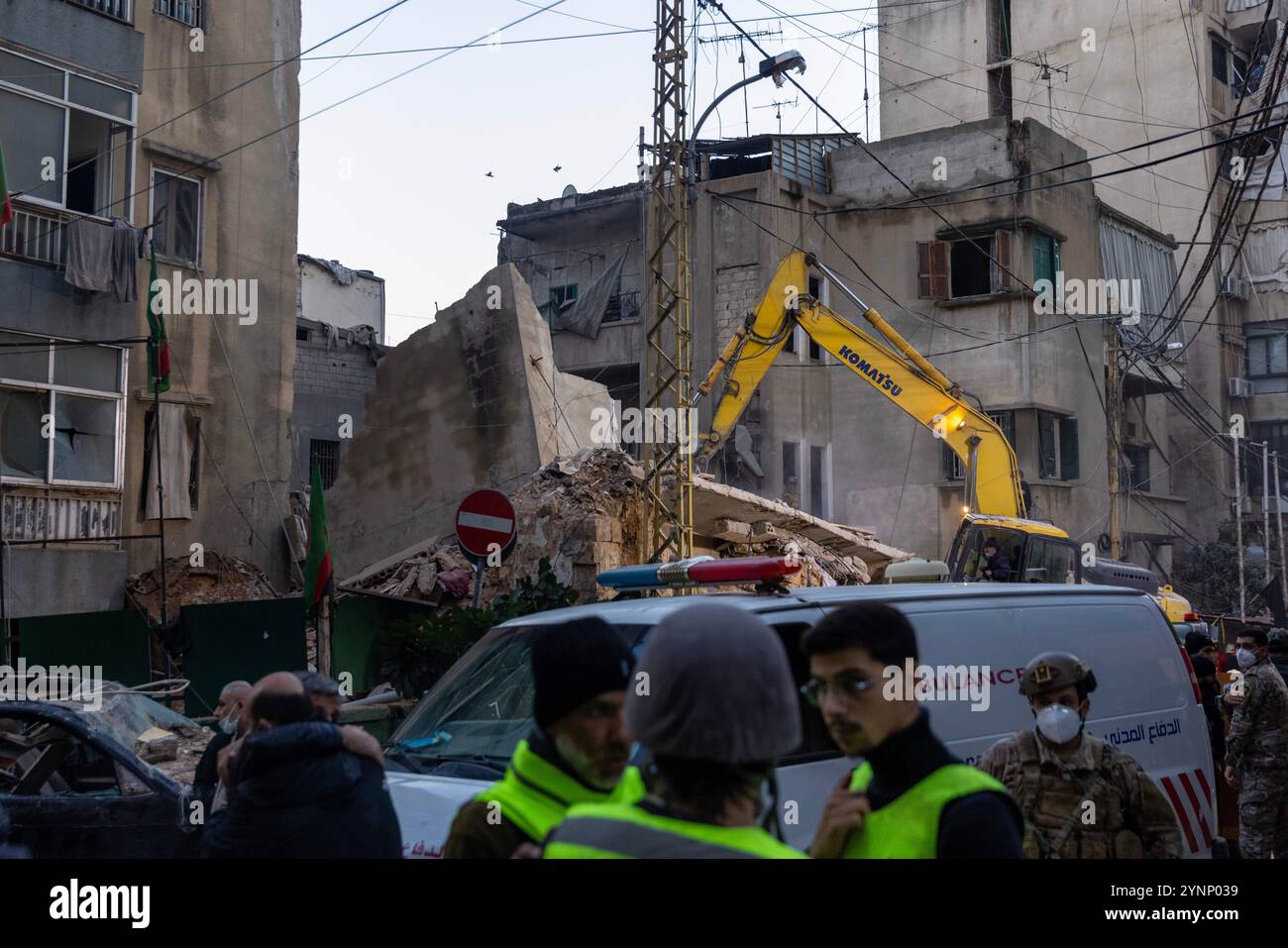 Beirut, Libano. 26 novembre 2024. Una terna lavora per sgombrare un edificio residenziale livellato da un attacco israeliano il 26 novembre 2024 a Beirut, in Libano. Le strade erano caotiche, dato che la gente portava sacchi di evacuazione e cercava le mappe per trovare luoghi sicuri dove fuggire. Sono state sentite sparatorie anche quando la gente ha avvertito i loro vicini quando Israele minacciava luoghi. Le forze israeliane hanno ripetutamente attaccato Beirut e in tutto il Libano prima di un possibile cessate il fuoco. (Credit Image: © Daniel Carde/ZUMA Press Wire) SOLO PER USO EDITORIALE! Non per USO commerciale! Foto Stock