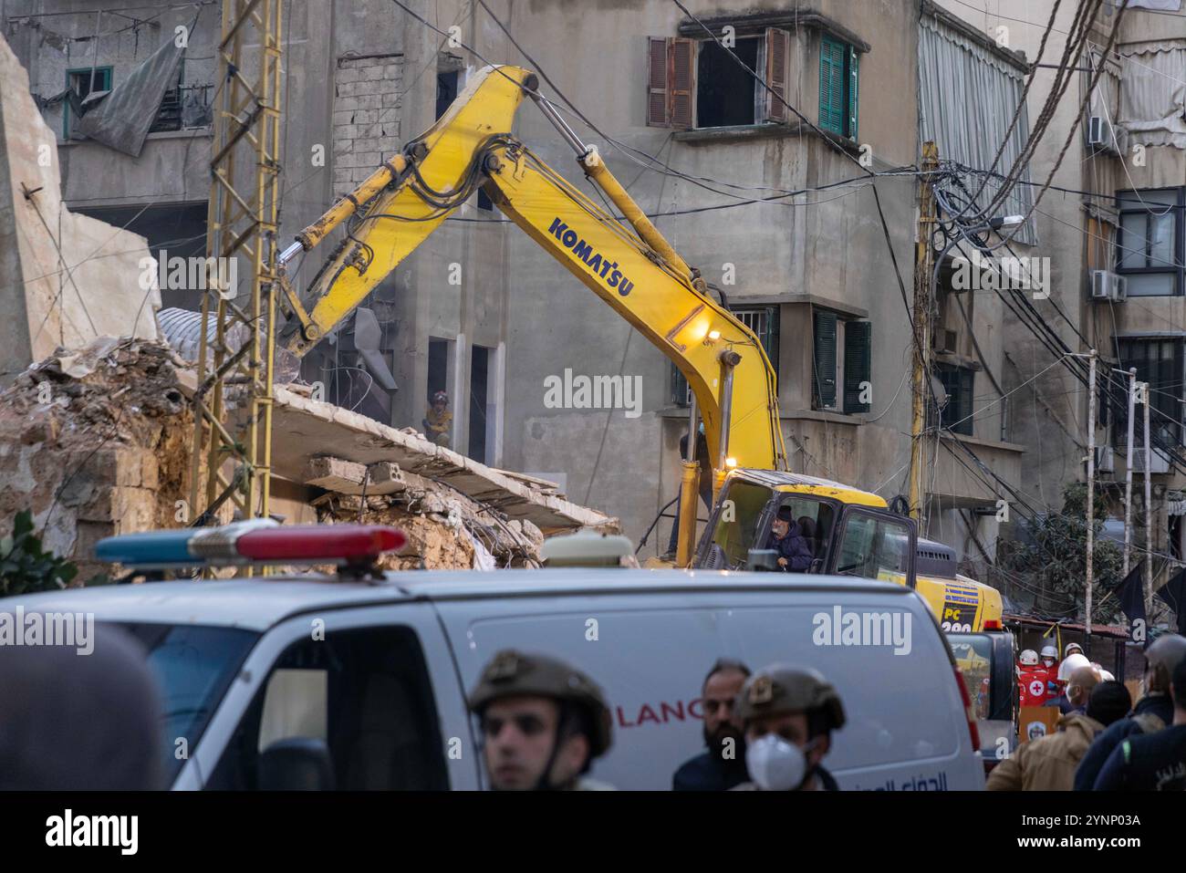 Beirut, Libano. 26 novembre 2024. Una terna lavora per sgombrare un edificio residenziale livellato da un attacco israeliano il 26 novembre 2024 a Beirut, in Libano. Le strade erano caotiche, dato che la gente portava sacchi di evacuazione e cercava le mappe per trovare luoghi sicuri dove fuggire. Sono state sentite sparatorie anche quando la gente ha avvertito i loro vicini quando Israele minacciava luoghi. Le forze israeliane hanno ripetutamente attaccato Beirut e in tutto il Libano prima di un possibile cessate il fuoco. (Credit Image: © Daniel Carde/ZUMA Press Wire) SOLO PER USO EDITORIALE! Non per USO commerciale! Foto Stock