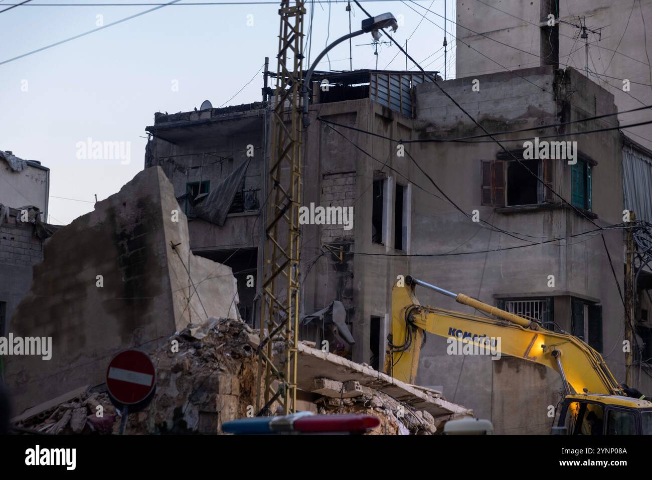 Beirut, Libano. 26 novembre 2024. Una terna lavora per sgombrare un edificio residenziale livellato da un attacco israeliano il 26 novembre 2024 a Beirut, in Libano. Le strade erano caotiche, dato che la gente portava sacchi di evacuazione e cercava le mappe per trovare luoghi sicuri dove fuggire. Sono state sentite sparatorie anche quando la gente ha avvertito i loro vicini quando Israele minacciava luoghi. Le forze israeliane hanno ripetutamente attaccato Beirut e in tutto il Libano prima di un possibile cessate il fuoco. (Credit Image: © Daniel Carde/ZUMA Press Wire) SOLO PER USO EDITORIALE! Non per USO commerciale! Foto Stock