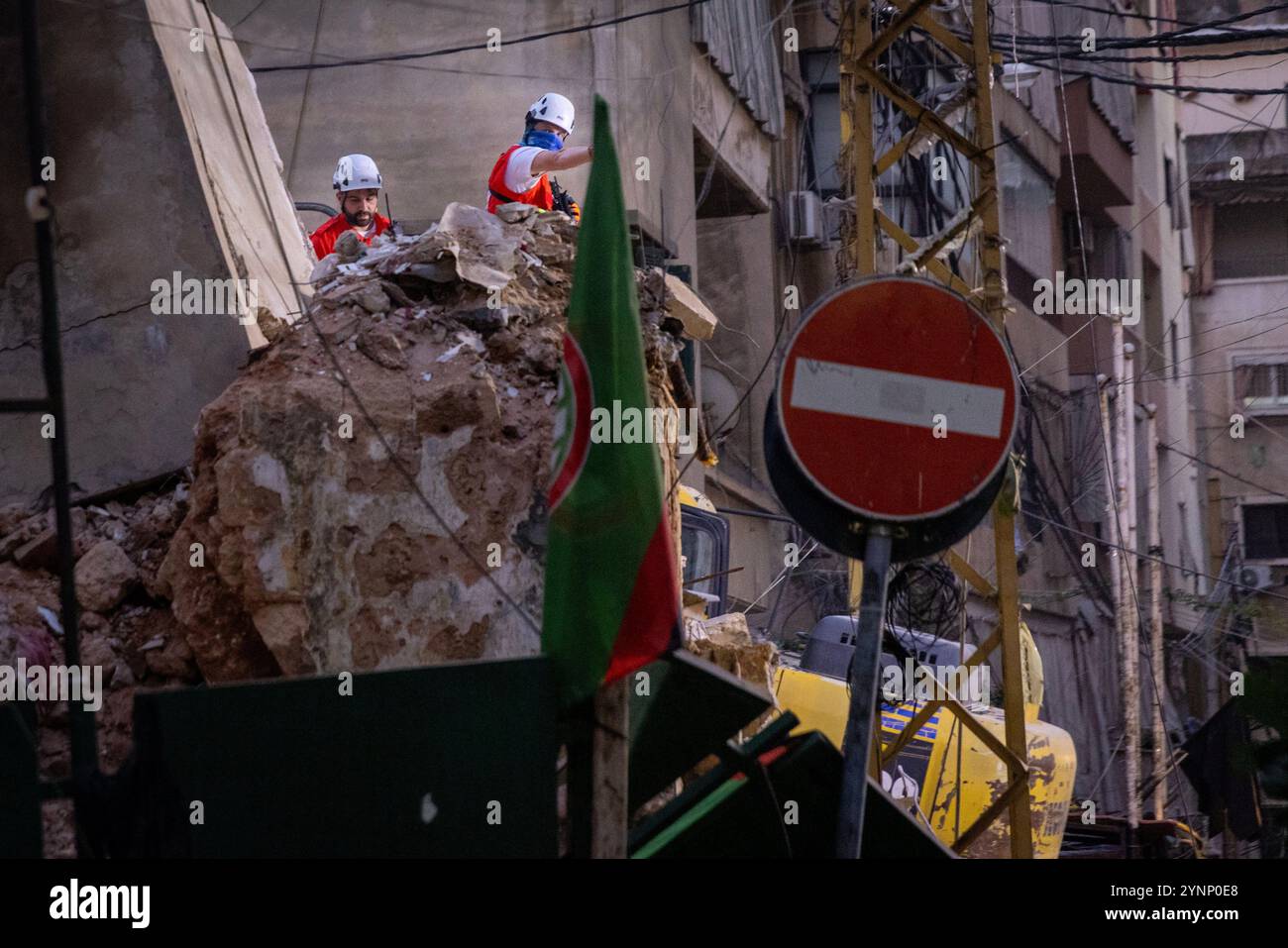 Beirut, Libano. 26 novembre 2024. I primi soccorritori della Croce Rossa libanese perlustrano un edificio residenziale livellato da un attacco israeliano il 26 novembre 2024 a Beirut, in Libano. Le strade erano caotiche, dato che la gente portava sacchi di evacuazione e cercava le mappe per trovare luoghi sicuri dove fuggire. Sono state sentite sparatorie anche quando la gente ha avvertito i loro vicini quando Israele minacciava luoghi. Le forze israeliane hanno ripetutamente attaccato Beirut e in tutto il Libano prima di un possibile cessate il fuoco. (Credit Image: © Daniel Carde/ZUMA Press Wire) SOLO PER USO EDITORIALE! Non per USO commerciale! Foto Stock