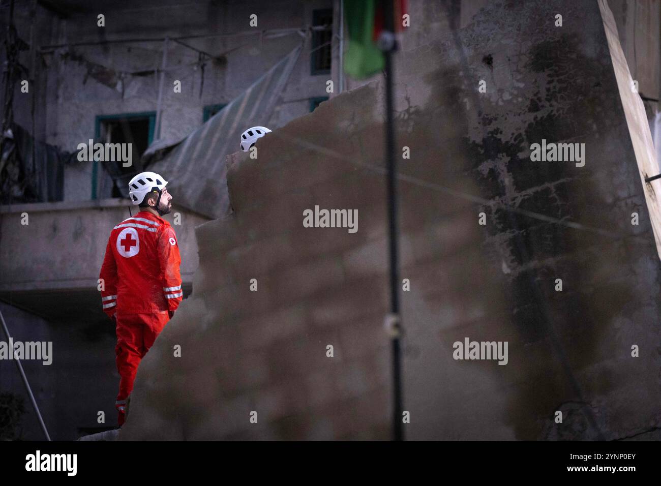 Beirut, Libano. 26 novembre 2024. Un primo soccorritore della Croce Rossa libanese perquisisce un edificio residenziale livellato da un attacco israeliano il 26 novembre 2024 a Beirut, in Libano. Le strade erano caotiche, dato che la gente portava sacchi di evacuazione e cercava le mappe per trovare luoghi sicuri dove fuggire. Sono state sentite sparatorie anche quando la gente ha avvertito i loro vicini quando Israele minacciava luoghi. Le forze israeliane hanno ripetutamente attaccato Beirut e in tutto il Libano prima di un possibile cessate il fuoco. (Credit Image: © Daniel Carde/ZUMA Press Wire) SOLO PER USO EDITORIALE! Non per USO commerciale! Foto Stock