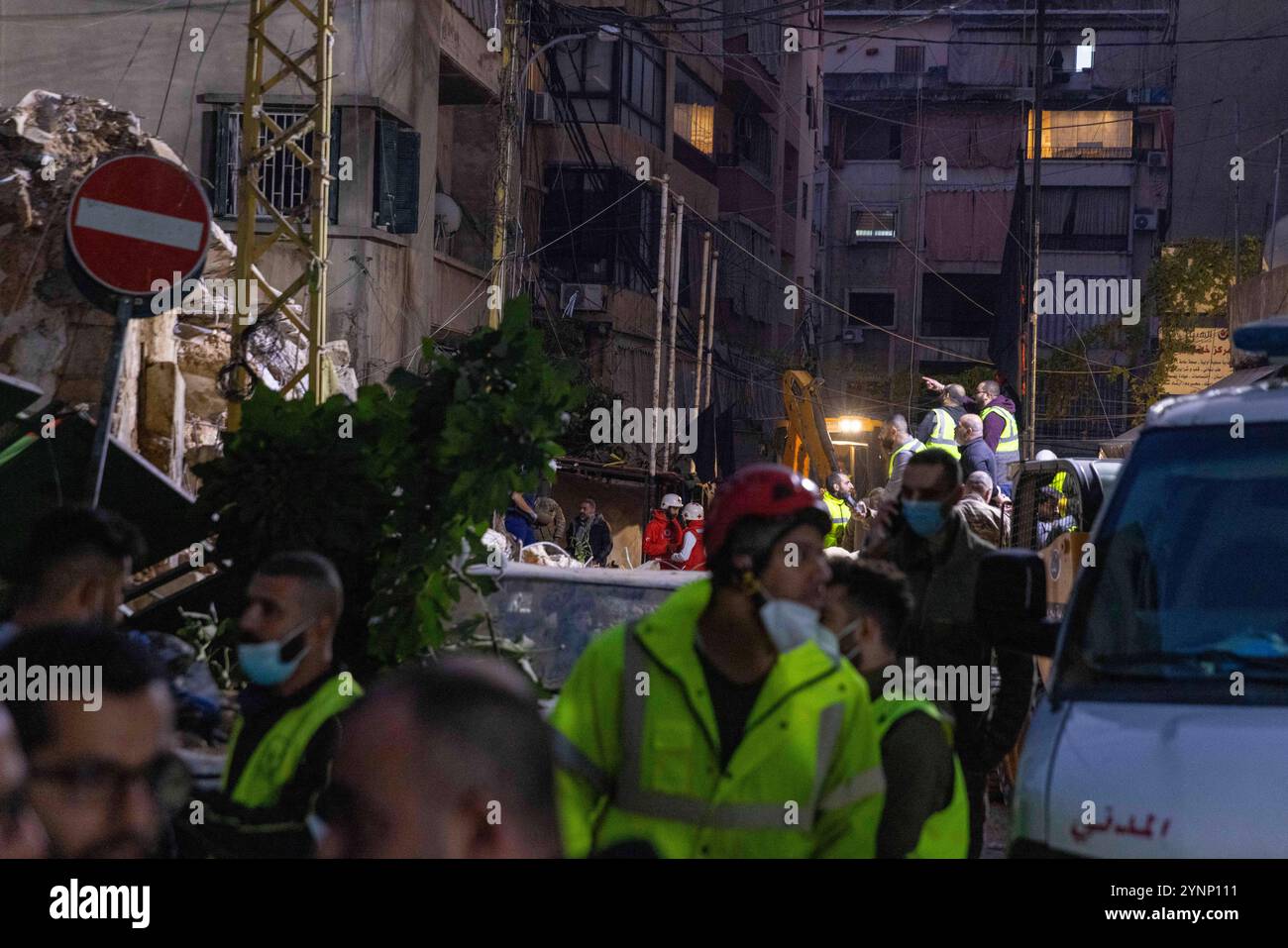 Beirut, Libano. 26 novembre 2024. I lavoratori della difesa civile perquisiscono le macerie dopo un attacco israeliano hanno livellato un edificio residenziale il 26 novembre 2024 a Beirut, in Libano. Le strade erano caotiche, dato che la gente portava sacchi di evacuazione e cercava le mappe per trovare luoghi sicuri dove fuggire. Sono state sentite sparatorie anche quando la gente ha avvertito i loro vicini quando Israele minacciava luoghi. Le forze israeliane hanno ripetutamente attaccato Beirut e in tutto il Libano prima di un possibile cessate il fuoco. (Credit Image: © Daniel Carde/ZUMA Press Wire) SOLO PER USO EDITORIALE! Non per USO commerciale! Foto Stock
