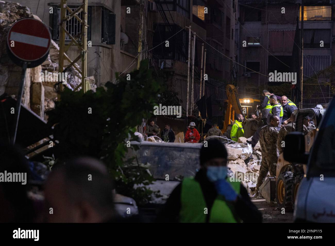 Beirut, Libano. 26 novembre 2024. I lavoratori della difesa civile perquisiscono le macerie dopo un attacco israeliano hanno livellato un edificio residenziale il 26 novembre 2024 a Beirut, in Libano. Le strade erano caotiche, dato che la gente portava sacchi di evacuazione e cercava le mappe per trovare luoghi sicuri dove fuggire. Sono state sentite sparatorie anche quando la gente ha avvertito i loro vicini quando Israele minacciava luoghi. Le forze israeliane hanno ripetutamente attaccato Beirut e in tutto il Libano prima di un possibile cessate il fuoco. (Credit Image: © Daniel Carde/ZUMA Press Wire) SOLO PER USO EDITORIALE! Non per USO commerciale! Foto Stock