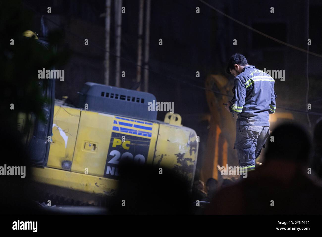 Beirut, Libano. 26 novembre 2024. I lavoratori della difesa civile perquisiscono le macerie dopo un attacco israeliano hanno livellato un edificio residenziale il 26 novembre 2024 a Beirut, in Libano. Le strade erano caotiche, dato che la gente portava sacchi di evacuazione e cercava le mappe per trovare luoghi sicuri dove fuggire. Sono state sentite sparatorie anche quando la gente ha avvertito i loro vicini quando Israele minacciava luoghi. Le forze israeliane hanno ripetutamente attaccato Beirut e in tutto il Libano prima di un possibile cessate il fuoco. (Credit Image: © Daniel Carde/ZUMA Press Wire) SOLO PER USO EDITORIALE! Non per USO commerciale! Foto Stock