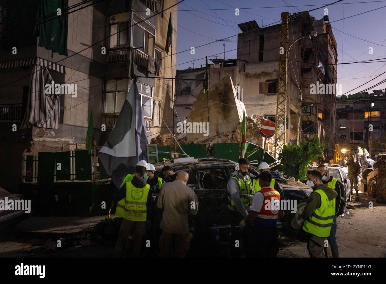 Beirut, Libano. 26 novembre 2024. I lavoratori della difesa civile perquisiscono le macerie dopo un attacco israeliano hanno livellato un edificio residenziale il 26 novembre 2024 a Beirut, in Libano. Le strade erano caotiche, dato che la gente portava sacchi di evacuazione e cercava le mappe per trovare luoghi sicuri dove fuggire. Sono state sentite sparatorie anche quando la gente ha avvertito i loro vicini quando Israele minacciava luoghi. Le forze israeliane hanno ripetutamente attaccato Beirut e in tutto il Libano prima di un possibile cessate il fuoco. (Credit Image: © Daniel Carde/ZUMA Press Wire) SOLO PER USO EDITORIALE! Non per USO commerciale! Foto Stock