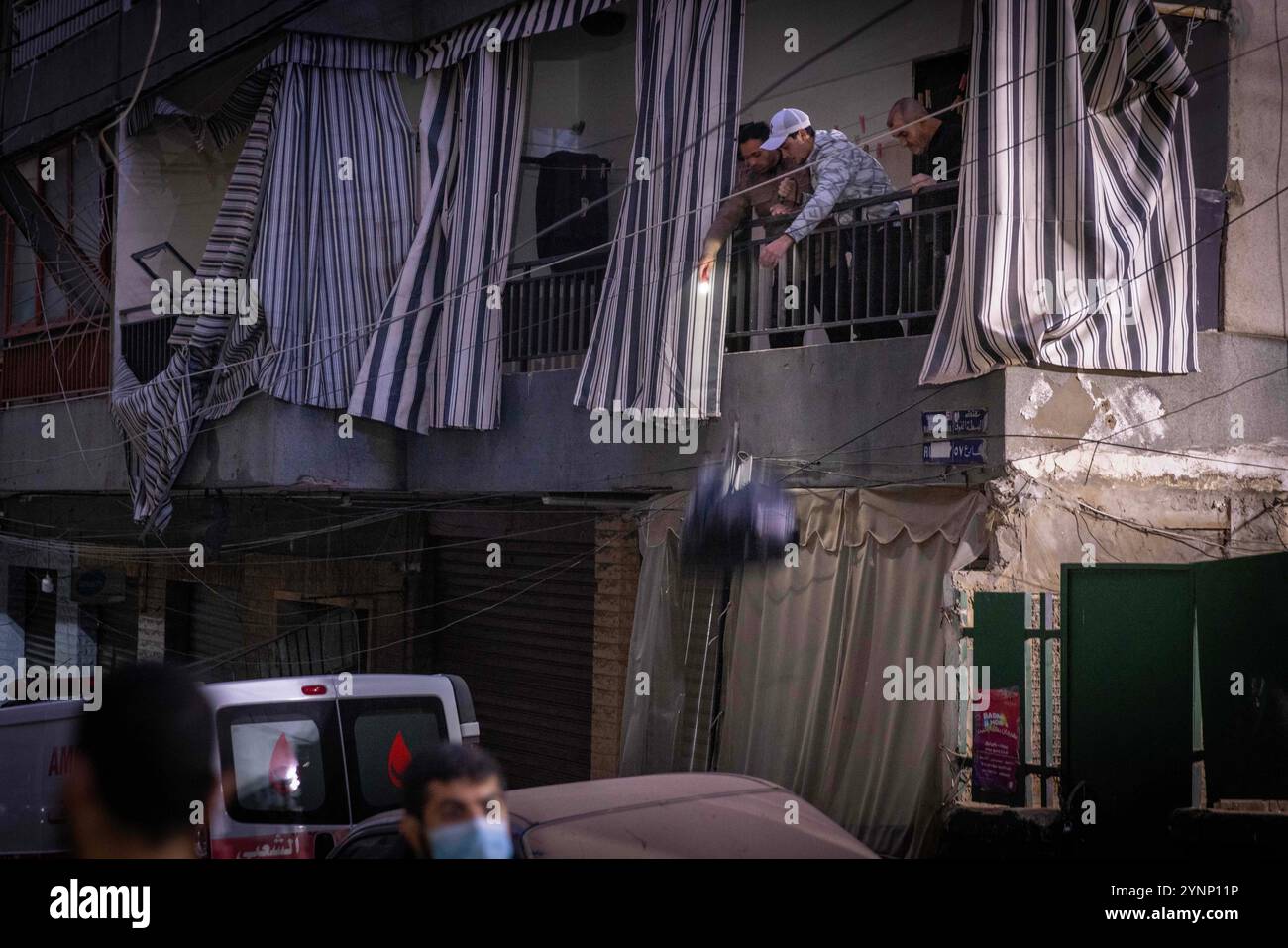 Beirut, Libano. 26 novembre 2024. Le persone abbandonano l'appartenenza personale mentre evacuano la loro casa dopo un attacco israeliano ha livellato un edificio residenziale dietro la loro casa il 26 novembre 2024 a Beirut, in Libano. Le strade erano caotiche, dato che la gente portava sacchi di evacuazione e cercava le mappe per trovare luoghi sicuri dove fuggire. Sono state sentite sparatorie anche quando la gente ha avvertito i loro vicini quando Israele minacciava luoghi. Le forze israeliane hanno ripetutamente attaccato Beirut e in tutto il Libano prima di un possibile cessate il fuoco. (Credit Image: © Daniel Carde/ZUMA Press Wire) SOLO PER USO EDITORIALE! Non per USO commerciale! Foto Stock