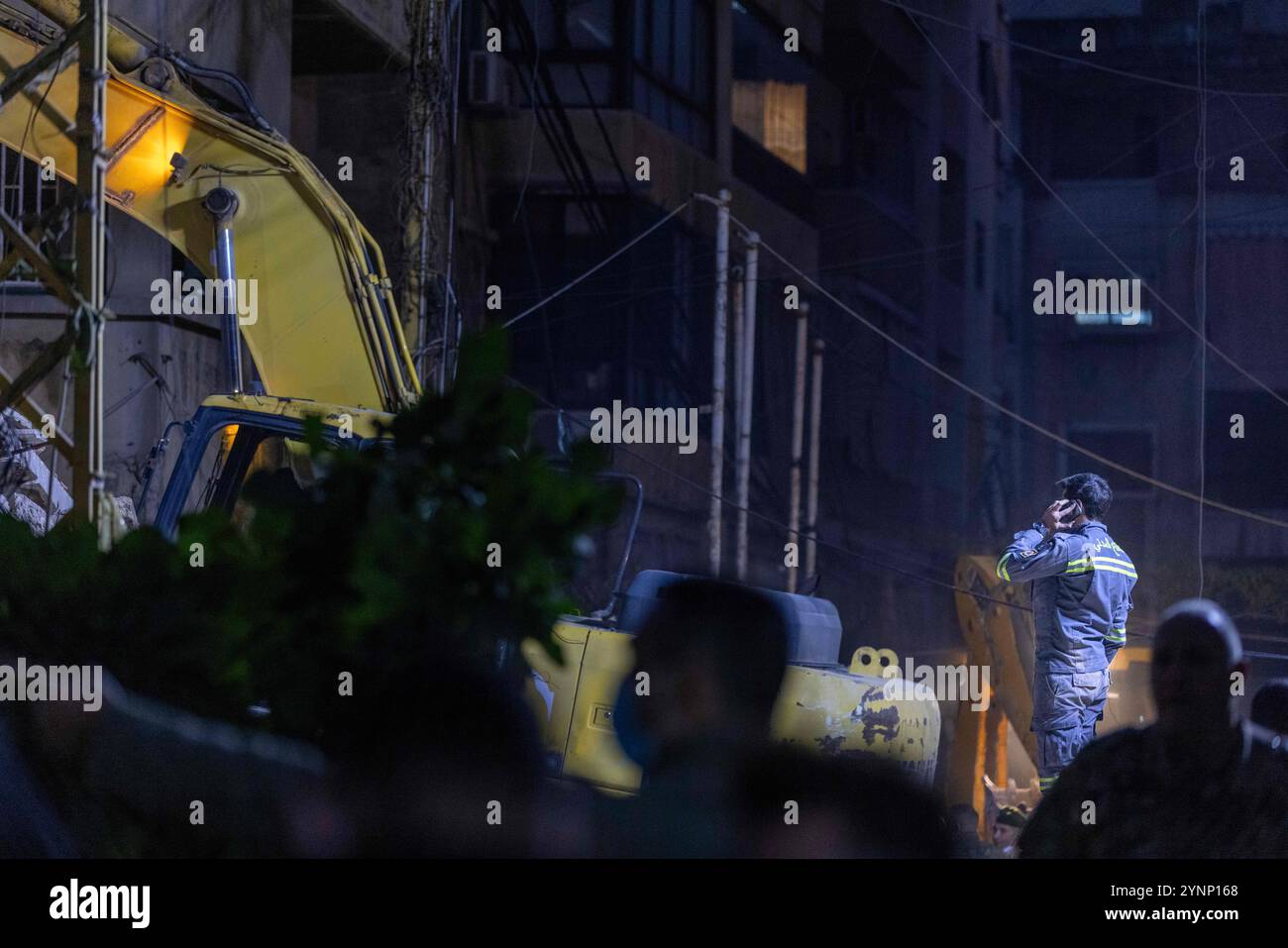 Beirut, Libano. 26 novembre 2024. I primi soccorritori perlustrano le macerie dopo un attacco israeliano hanno livellato un edificio residenziale il 26 novembre 2024 a Beirut, in Libano. Le strade erano caotiche, dato che la gente portava sacchi di evacuazione e cercava le mappe per trovare luoghi sicuri dove fuggire. Sono state sentite sparatorie anche quando la gente ha avvertito i loro vicini quando Israele minacciava luoghi. Le forze israeliane hanno ripetutamente attaccato Beirut e in tutto il Libano prima di un possibile cessate il fuoco. (Credit Image: © Daniel Carde/ZUMA Press Wire) SOLO PER USO EDITORIALE! Non per USO commerciale! Foto Stock