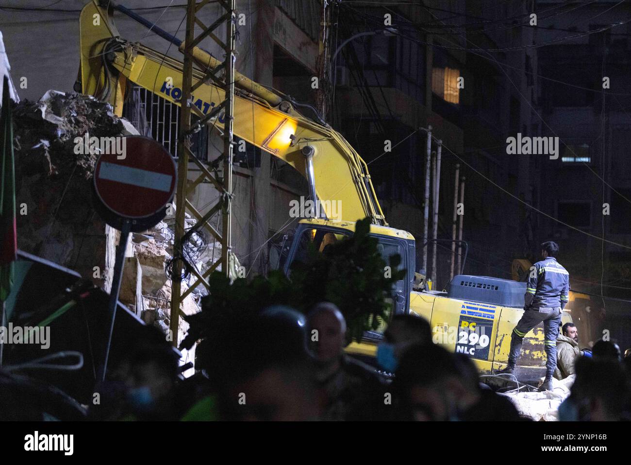 Beirut, Libano. 26 novembre 2024. I lavoratori della difesa civile perquisiscono le macerie dopo un attacco israeliano hanno livellato un edificio residenziale il 26 novembre 2024 a Beirut, in Libano. Le strade erano caotiche, dato che la gente portava sacchi di evacuazione e cercava le mappe per trovare luoghi sicuri dove fuggire. Sono state sentite sparatorie anche quando la gente ha avvertito i loro vicini quando Israele minacciava luoghi. Le forze israeliane hanno ripetutamente attaccato Beirut e in tutto il Libano prima di un possibile cessate il fuoco. (Credit Image: © Daniel Carde/ZUMA Press Wire) SOLO PER USO EDITORIALE! Non per USO commerciale! Foto Stock
