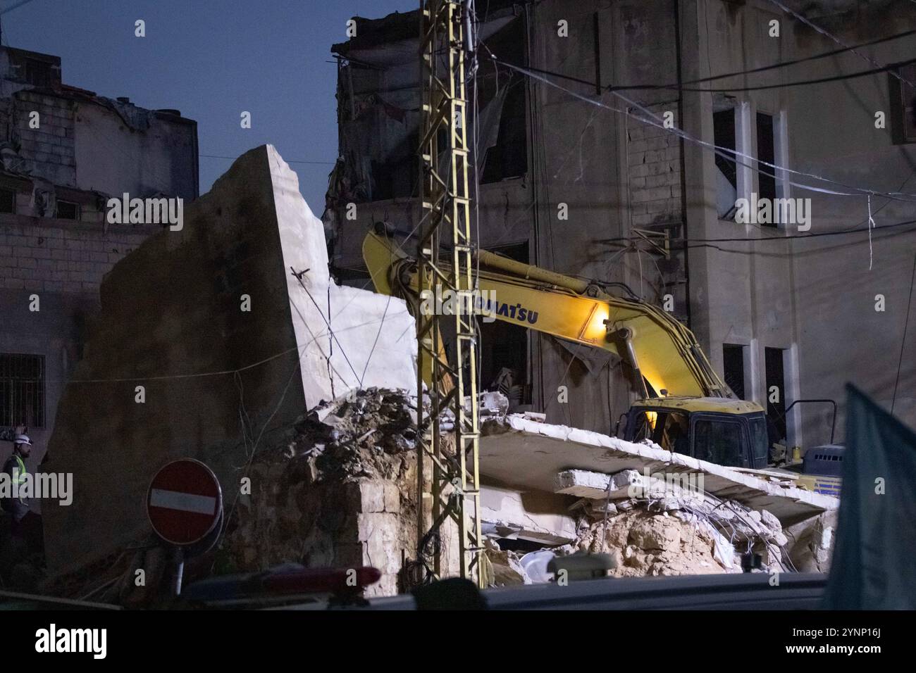 Beirut, Libano. 26 novembre 2024. I lavoratori della difesa civile perquisiscono le macerie dopo un attacco israeliano hanno livellato un edificio residenziale il 26 novembre 2024 a Beirut, in Libano. Le strade erano caotiche, dato che la gente portava sacchi di evacuazione e cercava le mappe per trovare luoghi sicuri dove fuggire. Sono state sentite sparatorie anche quando la gente ha avvertito i loro vicini quando Israele minacciava luoghi. Le forze israeliane hanno ripetutamente attaccato Beirut e in tutto il Libano prima di un possibile cessate il fuoco. (Credit Image: © Daniel Carde/ZUMA Press Wire) SOLO PER USO EDITORIALE! Non per USO commerciale! Foto Stock