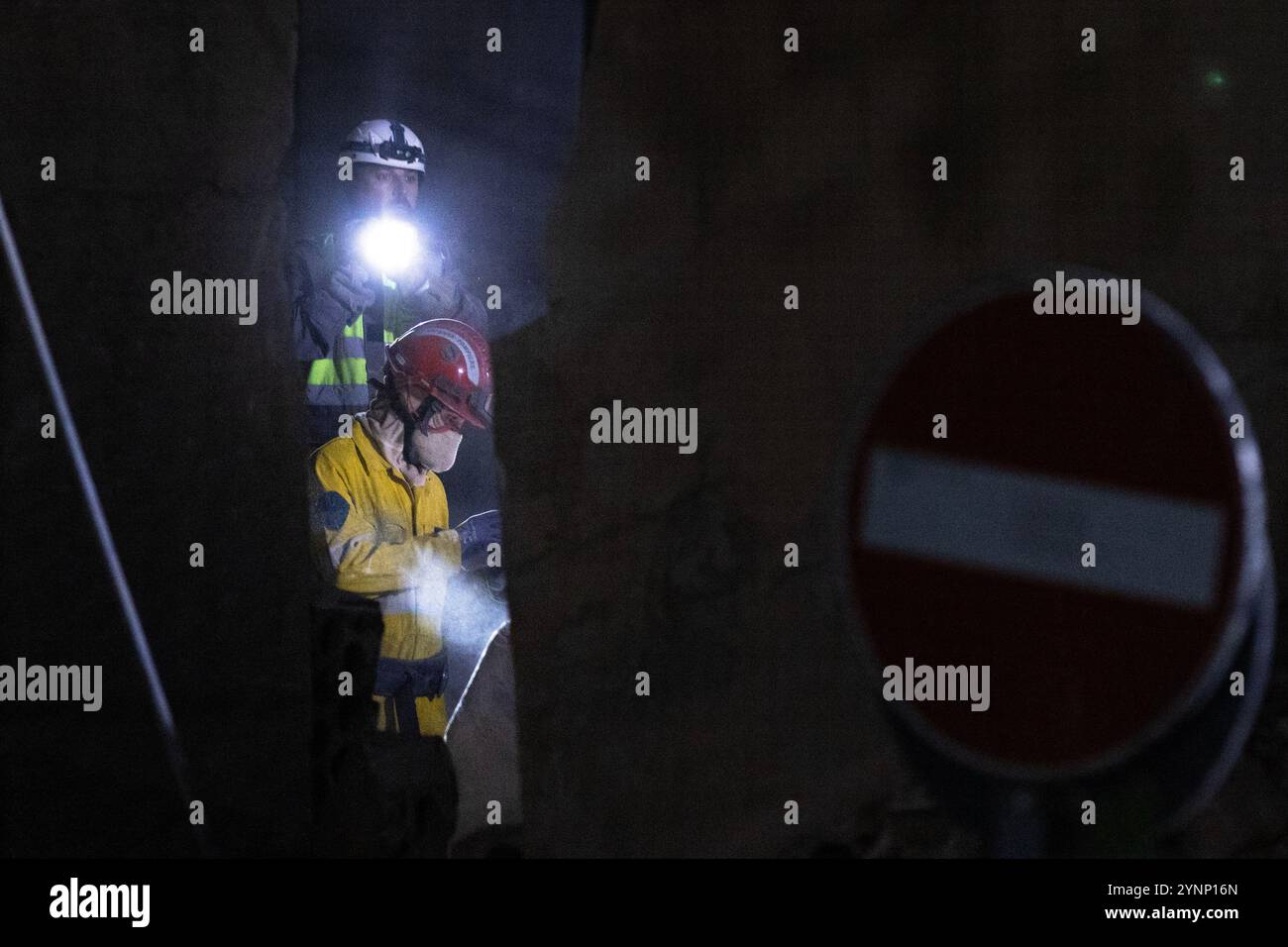 Beirut, Libano. 26 novembre 2024. I primi soccorritori perlustrano le macerie dopo un attacco israeliano hanno livellato un edificio residenziale il 26 novembre 2024 a Beirut, in Libano. Le strade erano caotiche, dato che la gente portava sacchi di evacuazione e cercava le mappe per trovare luoghi sicuri dove fuggire. Sono state sentite sparatorie anche quando la gente ha avvertito i loro vicini quando Israele minacciava luoghi. Le forze israeliane hanno ripetutamente attaccato Beirut e in tutto il Libano prima di un possibile cessate il fuoco. (Credit Image: © Daniel Carde/ZUMA Press Wire) SOLO PER USO EDITORIALE! Non per USO commerciale! Foto Stock