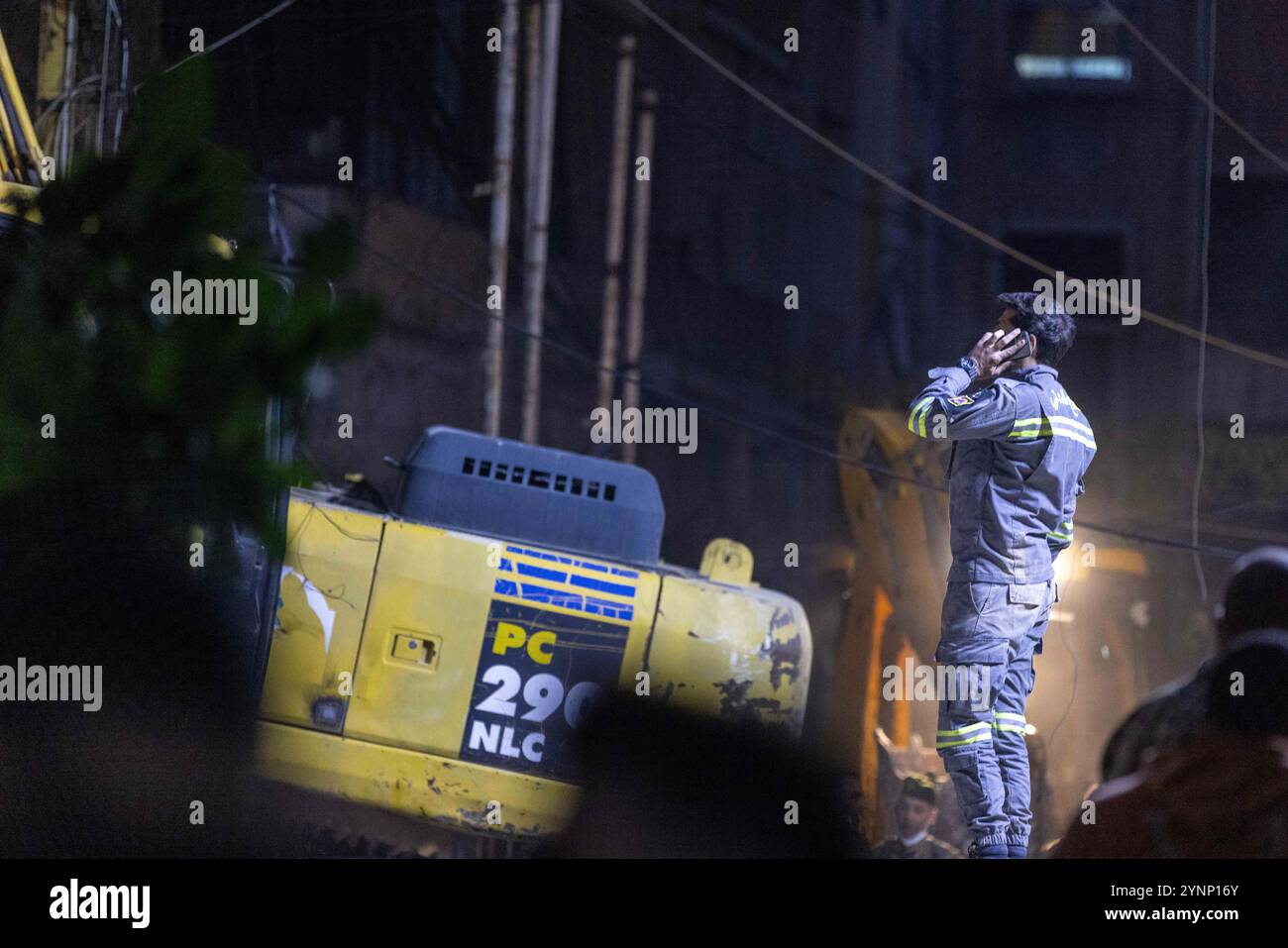 Beirut, Libano. 26 novembre 2024. I lavoratori della difesa civile perquisiscono le macerie dopo un attacco israeliano hanno livellato un edificio residenziale il 26 novembre 2024 a Beirut, in Libano. Le strade erano caotiche, dato che la gente portava sacchi di evacuazione e cercava le mappe per trovare luoghi sicuri dove fuggire. Sono state sentite sparatorie anche quando la gente ha avvertito i loro vicini quando Israele minacciava luoghi. Le forze israeliane hanno ripetutamente attaccato Beirut e in tutto il Libano prima di un possibile cessate il fuoco. (Credit Image: © Daniel Carde/ZUMA Press Wire) SOLO PER USO EDITORIALE! Non per USO commerciale! Foto Stock