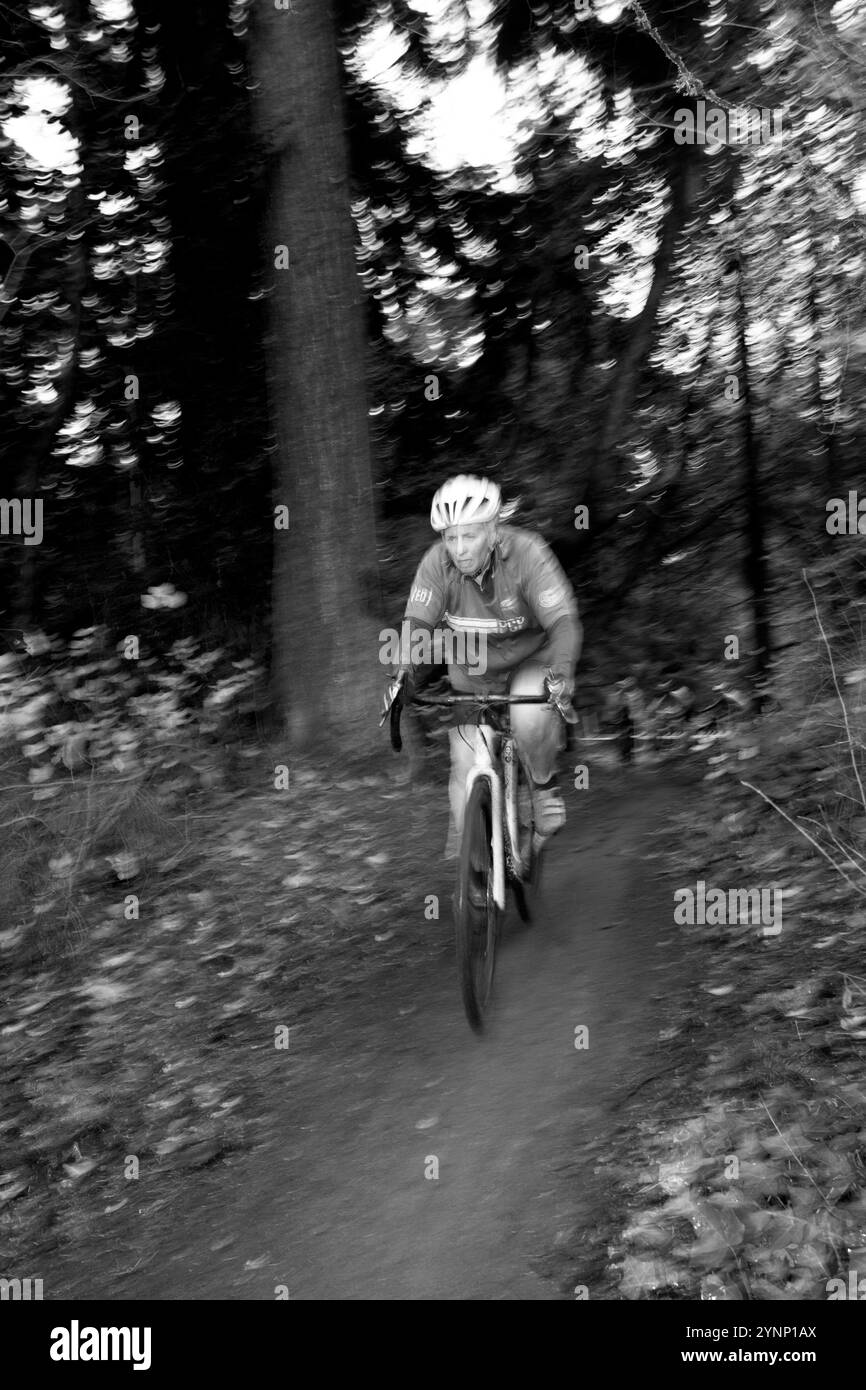 WA26247-00-BW..... WASHINGTON - gara di ciclocross delle donne nel North SeaTac Park, città di SeaTac. Cat 3-4 / 60+ Lori Monyoya Brazel. Foto Stock