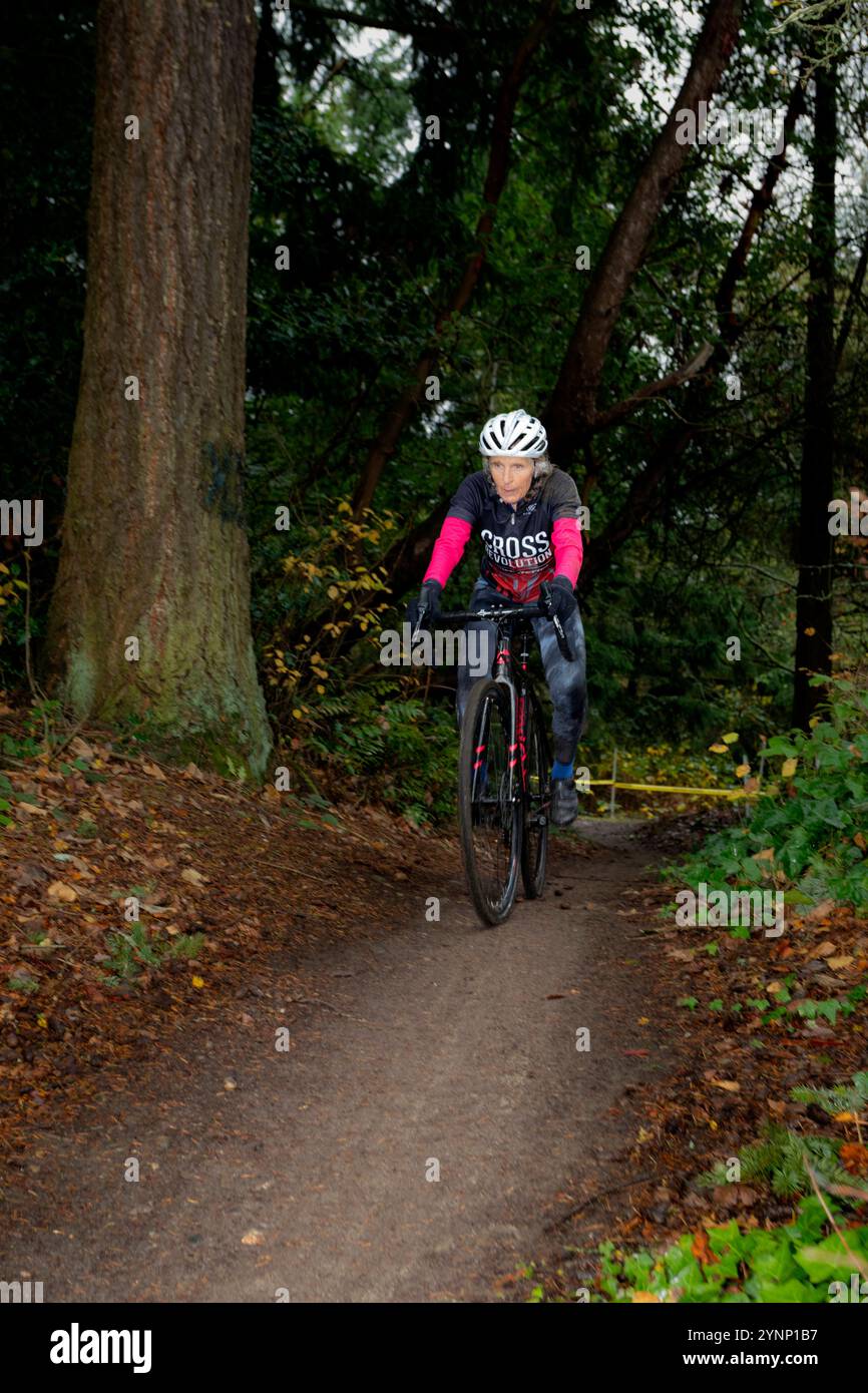 WA26248-00..... WASHINGTON - gara di ciclocross delle donne nel North SeaTac Park, città di SeaTac. Cat 3-4 / 60+ Vicky Spring MR#S1 Foto Stock