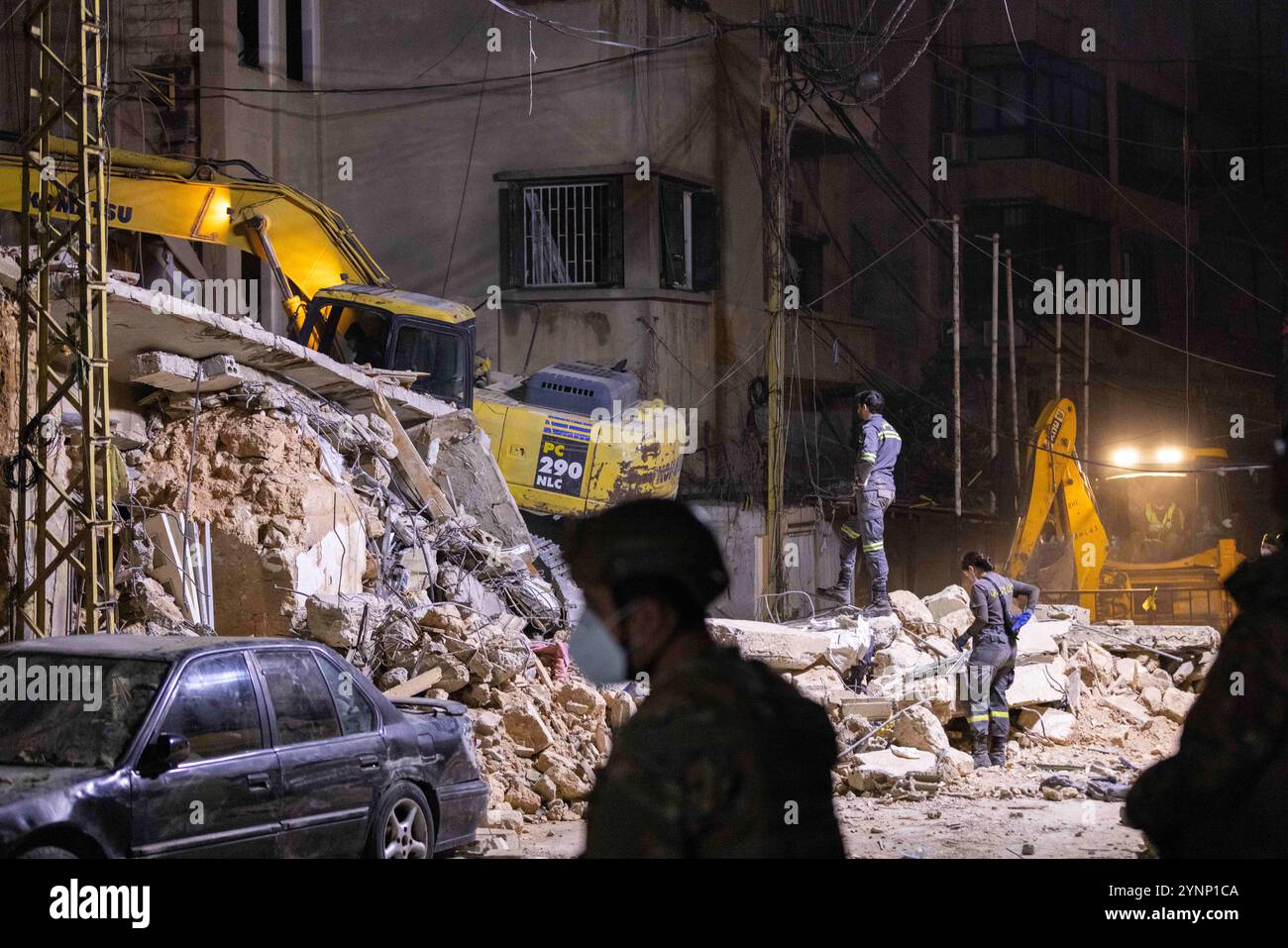 Beirut, Libano. 26 novembre 2024. I lavoratori della difesa civile perquisiscono le macerie dopo un attacco israeliano hanno livellato un edificio residenziale il 26 novembre 2024 a Beirut, in Libano. Le strade erano caotiche, dato che la gente portava sacchi di evacuazione e cercava le mappe per trovare luoghi sicuri dove fuggire. Sono state sentite sparatorie anche quando la gente ha avvertito i loro vicini quando Israele minacciava luoghi. Le forze israeliane hanno ripetutamente attaccato Beirut e in tutto il Libano prima di un possibile cessate il fuoco. (Credit Image: © Daniel Carde/ZUMA Press Wire) SOLO PER USO EDITORIALE! Non per USO commerciale! Foto Stock