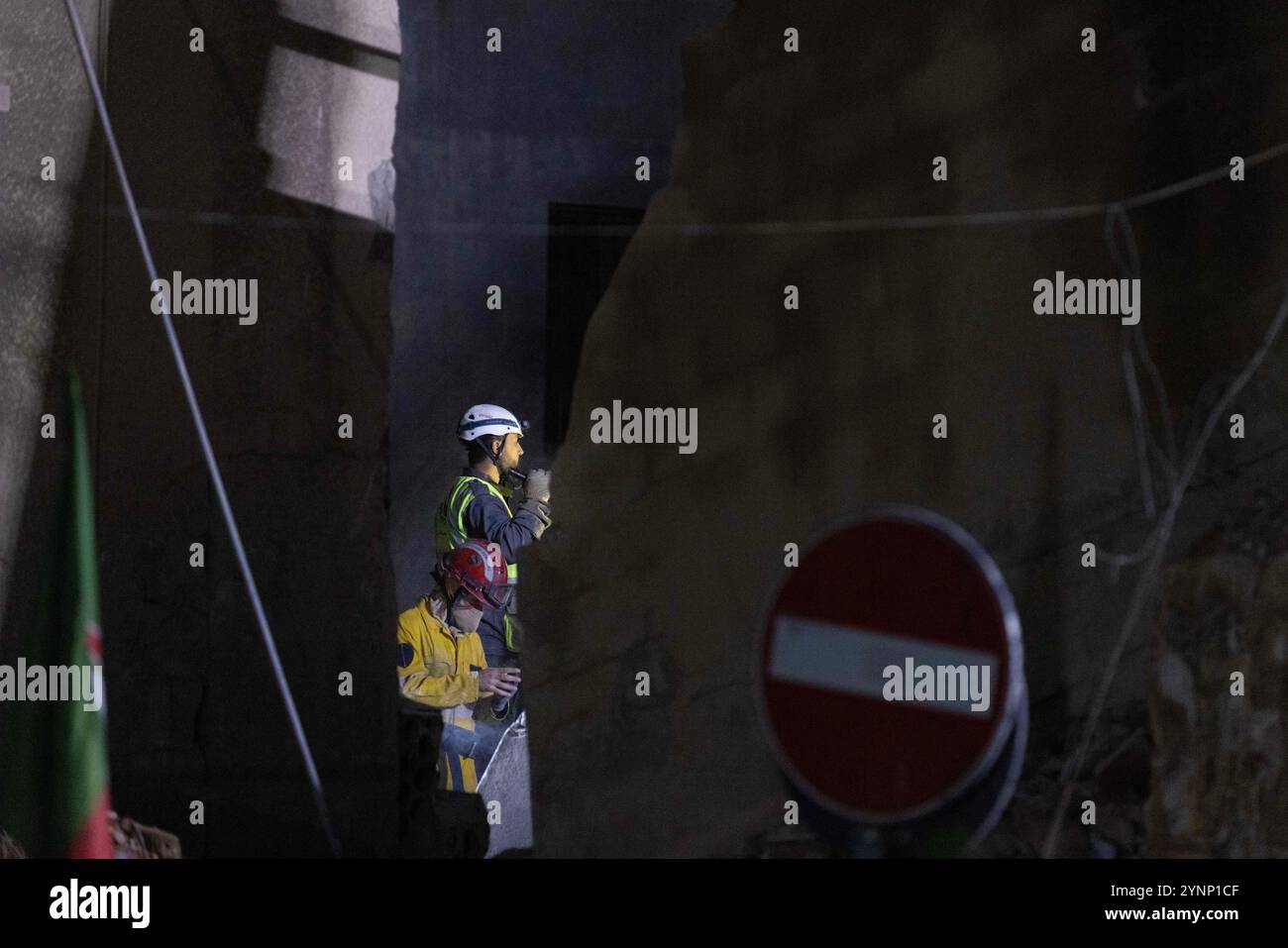 Beirut, Libano. 26 novembre 2024. I primi soccorritori perlustrano le macerie dopo un attacco israeliano hanno livellato un edificio residenziale il 26 novembre 2024 a Beirut, in Libano. Le strade erano caotiche, dato che la gente portava sacchi di evacuazione e cercava le mappe per trovare luoghi sicuri dove fuggire. Sono state sentite sparatorie anche quando la gente ha avvertito i loro vicini quando Israele minacciava luoghi. Le forze israeliane hanno ripetutamente attaccato Beirut e in tutto il Libano prima di un possibile cessate il fuoco. (Credit Image: © Daniel Carde/ZUMA Press Wire) SOLO PER USO EDITORIALE! Non per USO commerciale! Foto Stock