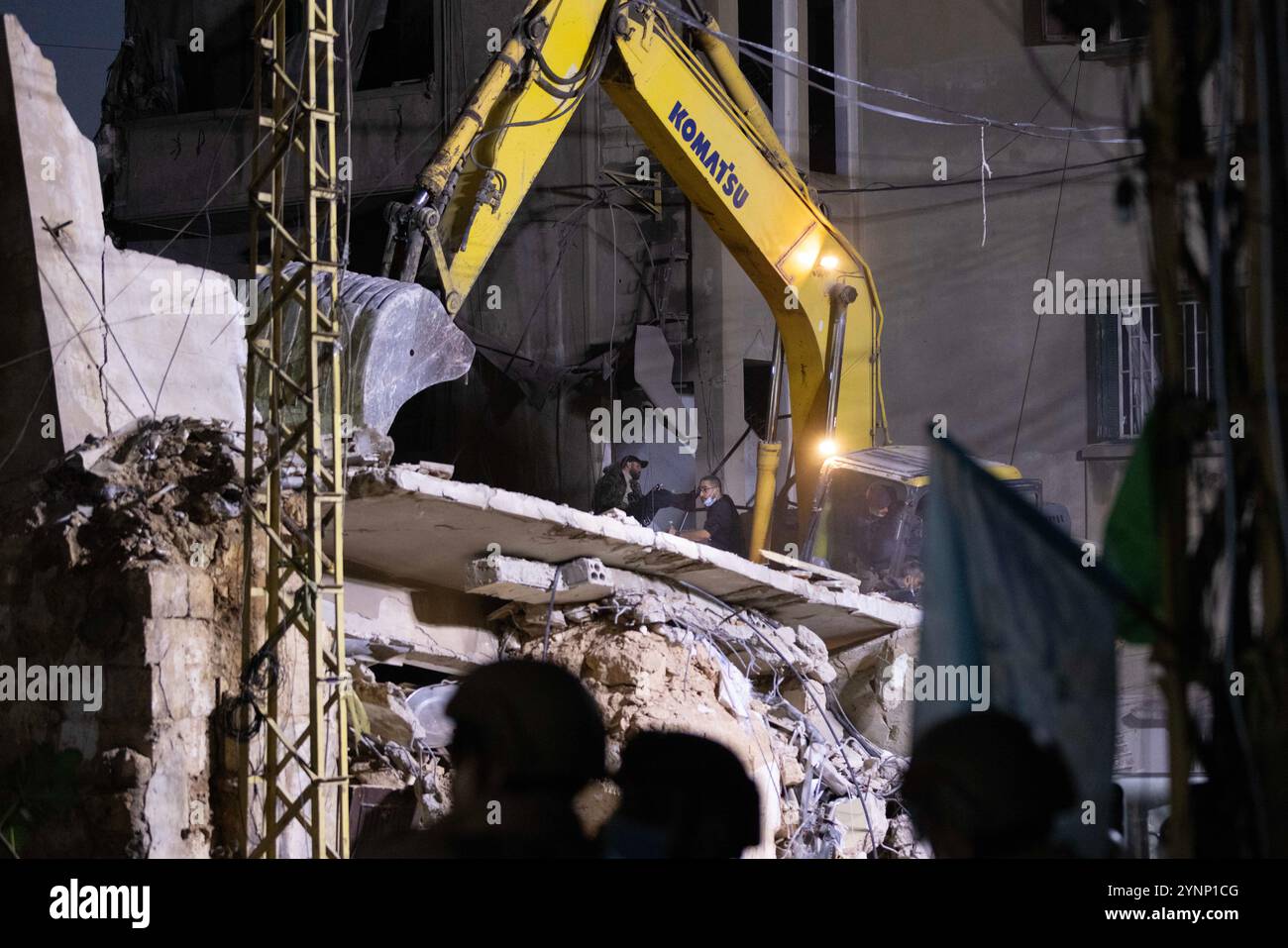 Beirut, Libano. 26 novembre 2024. I primi soccorritori perlustrano le macerie dopo un attacco israeliano hanno livellato un edificio residenziale il 26 novembre 2024 a Beirut, in Libano. Le strade erano caotiche, dato che la gente portava sacchi di evacuazione e cercava le mappe per trovare luoghi sicuri dove fuggire. Sono state sentite sparatorie anche quando la gente ha avvertito i loro vicini quando Israele minacciava luoghi. Le forze israeliane hanno ripetutamente attaccato Beirut e in tutto il Libano prima di un possibile cessate il fuoco. (Credit Image: © Daniel Carde/ZUMA Press Wire) SOLO PER USO EDITORIALE! Non per USO commerciale! Foto Stock